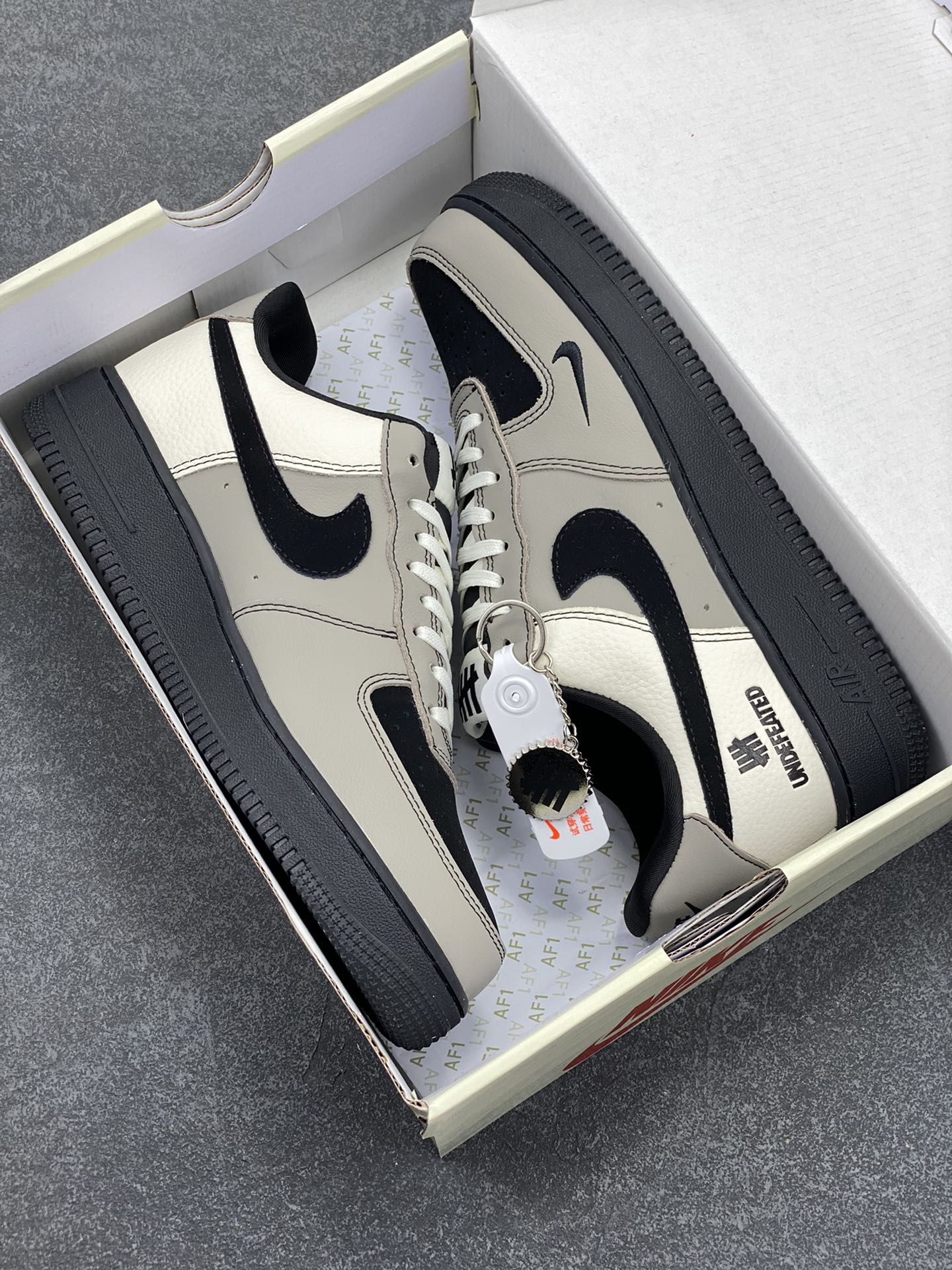 图片[9]-NIke Air Force 1 \’07 Low “UN联名——复古灰”空军一号 低帮 运动鞋 休闲鞋 折边针车 工艺难度大 原楦头原纸板 原装鞋盒 定制五金配件 内置全掌气垫 原厂鞋底 货号：KK1988-064 尺码：36 36.5 37.5 38 38.5 39 40 40.5 41 42 42.5 43 44 44.5 45-选品中心