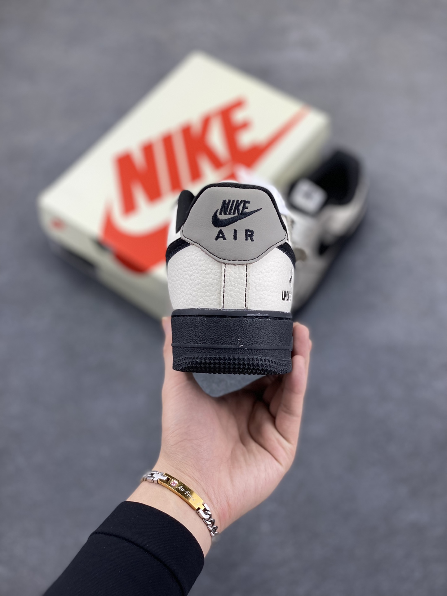 图片[4]-NIke Air Force 1 \’07 Low “UN联名——复古灰”空军一号 低帮 运动鞋 休闲鞋 折边针车 工艺难度大 原楦头原纸板 原装鞋盒 定制五金配件 内置全掌气垫 原厂鞋底 货号：KK1988-064 尺码：36 36.5 37.5 38 38.5 39 40 40.5 41 42 42.5 43 44 44.5 45-选品中心