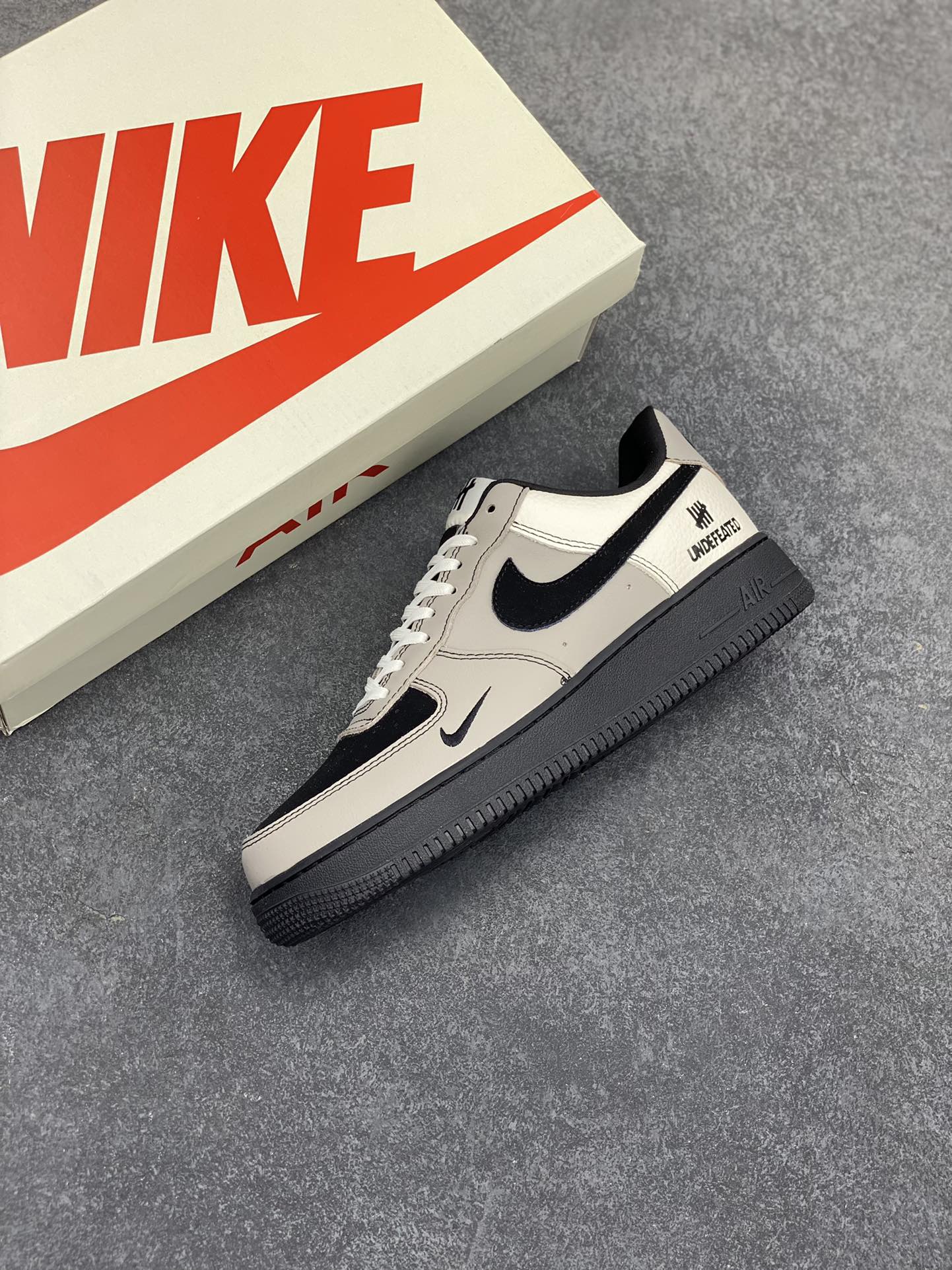 图片[7]-NIke Air Force 1 \’07 Low “UN联名——复古灰”空军一号 低帮 运动鞋 休闲鞋 折边针车 工艺难度大 原楦头原纸板 原装鞋盒 定制五金配件 内置全掌气垫 原厂鞋底 货号：KK1988-064 尺码：36 36.5 37.5 38 38.5 39 40 40.5 41 42 42.5 43 44 44.5 45-选品中心