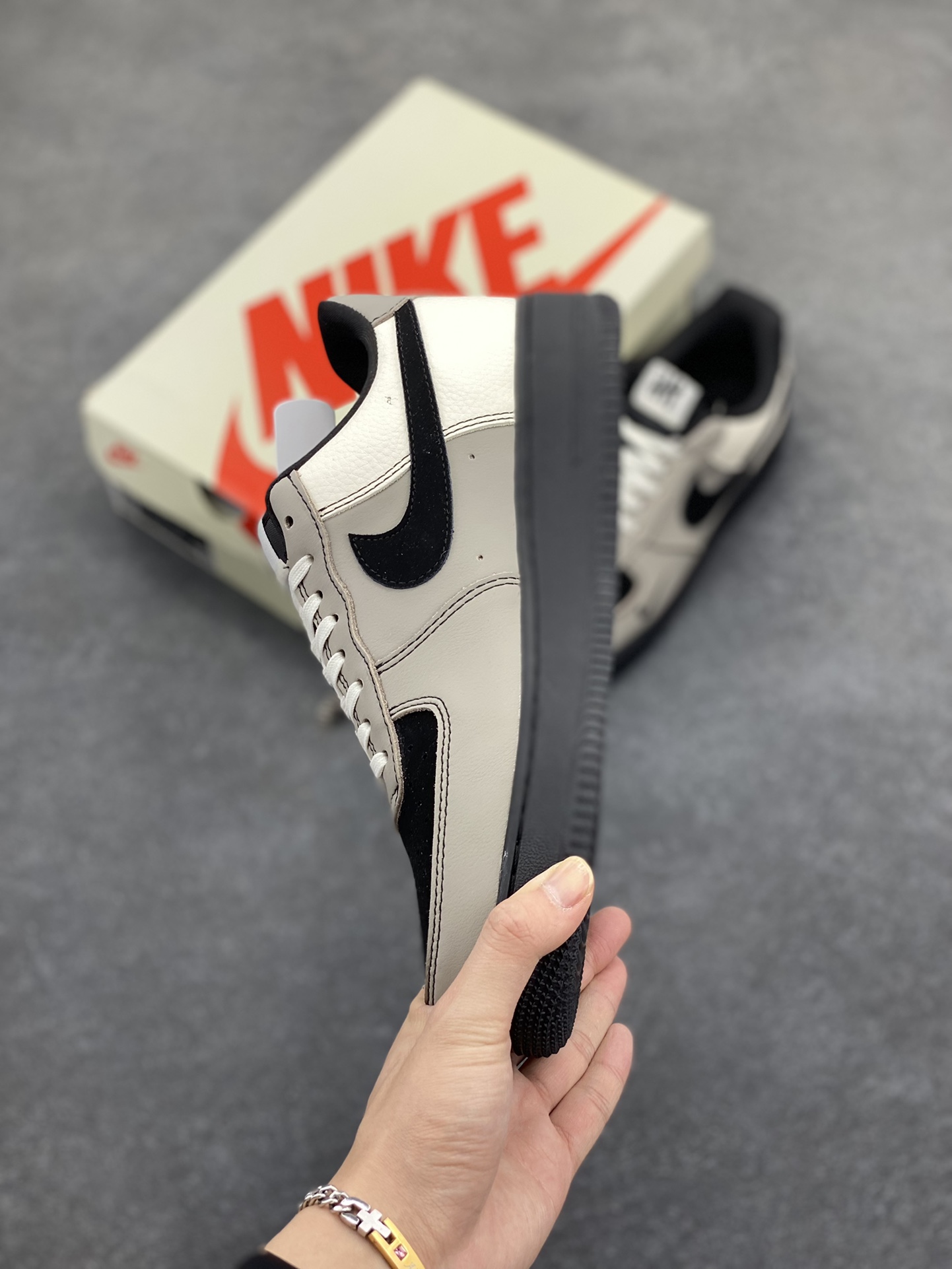 图片[3]-NIke Air Force 1 \’07 Low “UN联名——复古灰”空军一号 低帮 运动鞋 休闲鞋 折边针车 工艺难度大 原楦头原纸板 原装鞋盒 定制五金配件 内置全掌气垫 原厂鞋底 货号：KK1988-064 尺码：36 36.5 37.5 38 38.5 39 40 40.5 41 42 42.5 43 44 44.5 45-选品中心