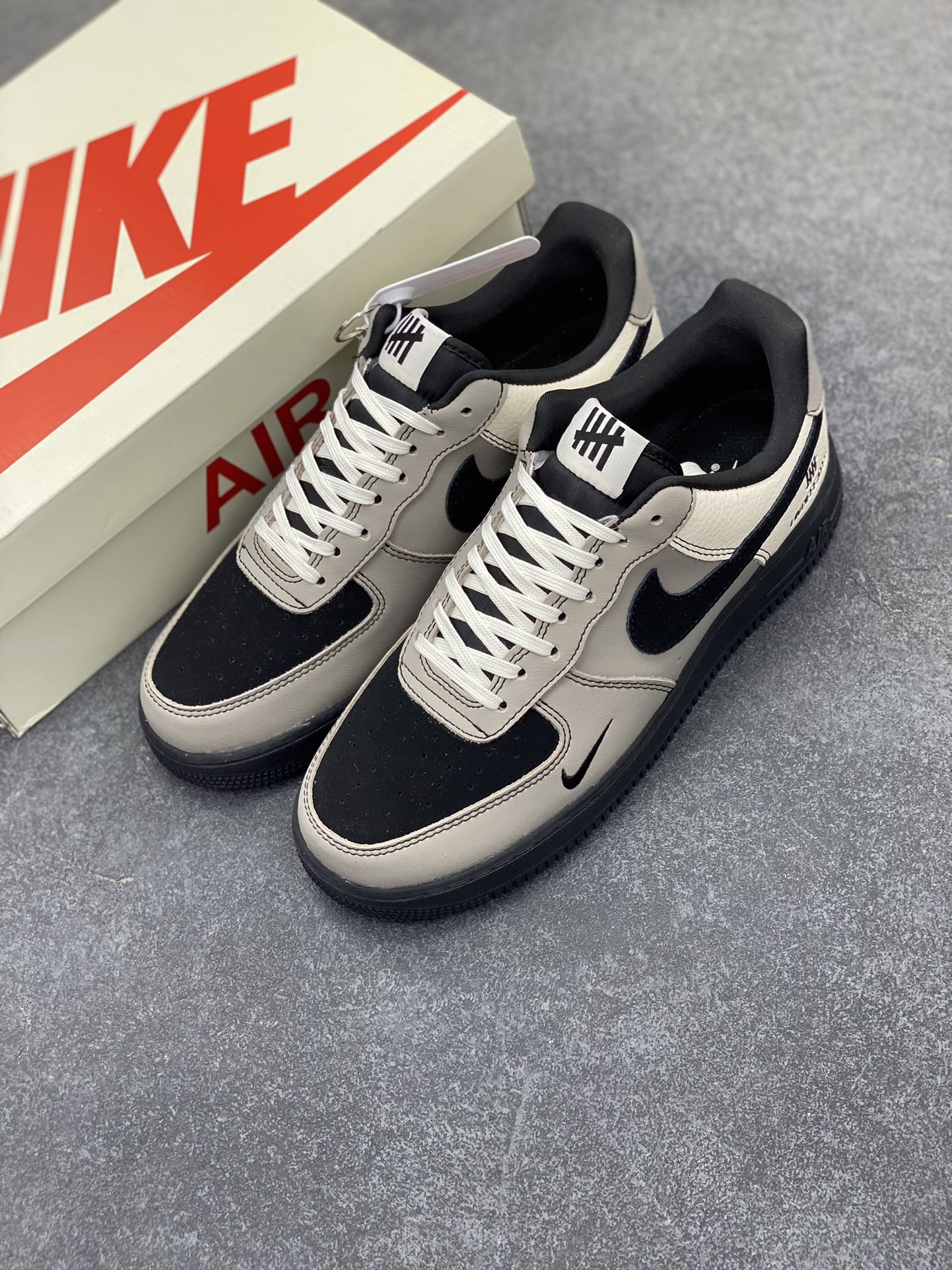 图片[8]-NIke Air Force 1 \’07 Low “UN联名——复古灰”空军一号 低帮 运动鞋 休闲鞋 折边针车 工艺难度大 原楦头原纸板 原装鞋盒 定制五金配件 内置全掌气垫 原厂鞋底 货号：KK1988-064 尺码：36 36.5 37.5 38 38.5 39 40 40.5 41 42 42.5 43 44 44.5 45-选品中心