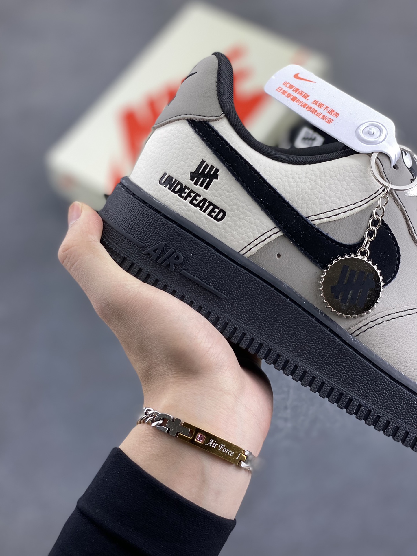 图片[6]-NIke Air Force 1 \’07 Low “UN联名——复古灰”空军一号 低帮 运动鞋 休闲鞋 折边针车 工艺难度大 原楦头原纸板 原装鞋盒 定制五金配件 内置全掌气垫 原厂鞋底 货号：KK1988-064 尺码：36 36.5 37.5 38 38.5 39 40 40.5 41 42 42.5 43 44 44.5 45-选品中心