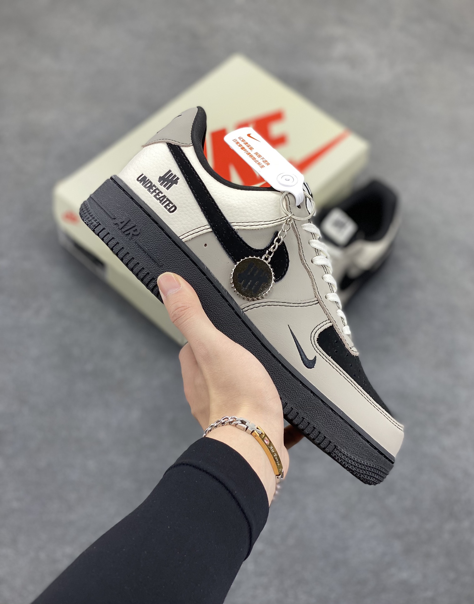 NIke Air Force 1 \'07 Low “UN联名——复古灰”空军一号 低帮 运动鞋 休闲鞋 折边针车 工艺难度大 原楦头原纸板 原装鞋盒 定制五金配件 内置全掌气垫 原厂鞋底 货号：KK1988-064 尺码：36 36.5 37.5 38 38.5 39 40 40.5 41 42 42.5 43 44 44.5 45-选品中心