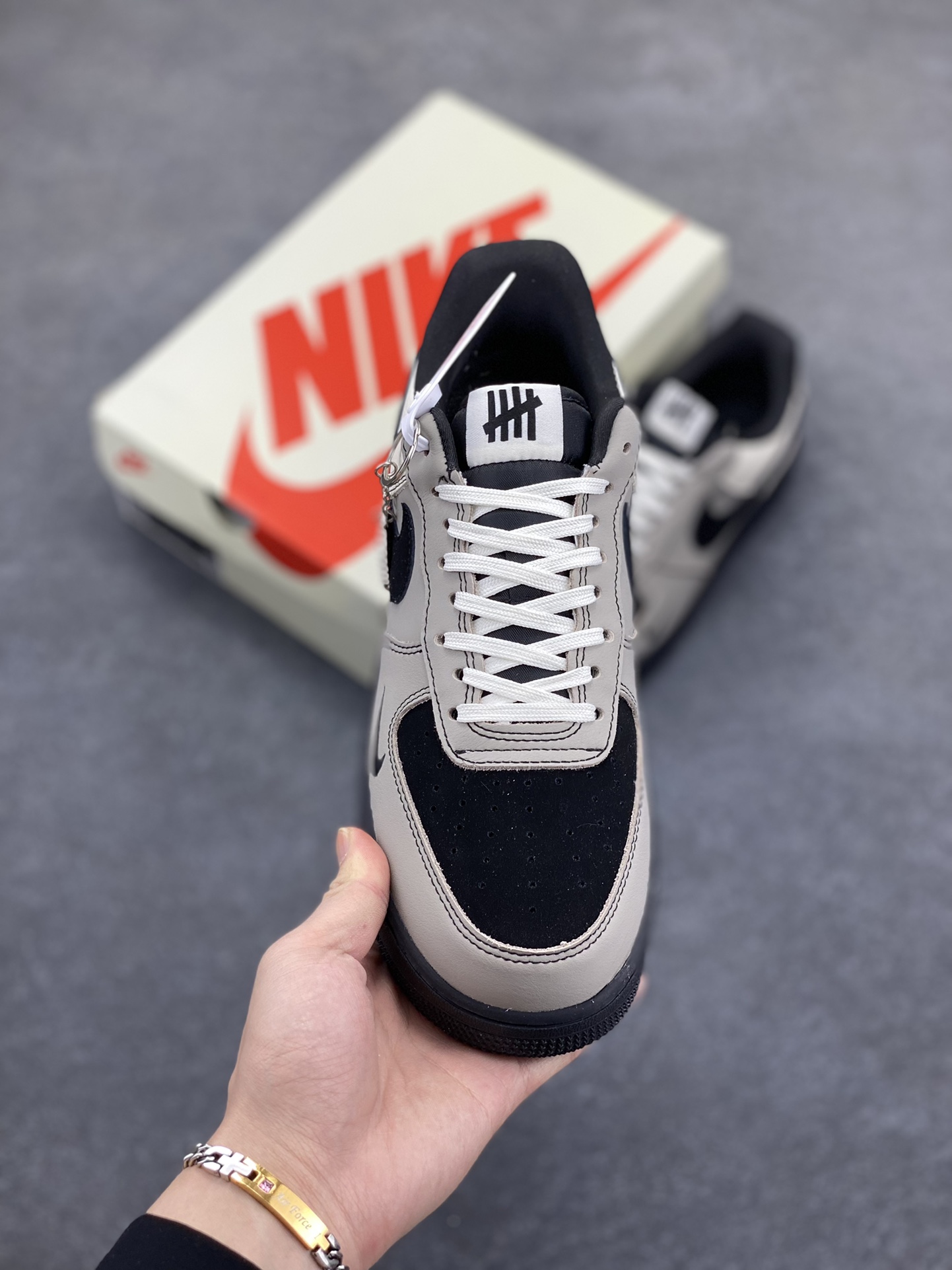 图片[2]-NIke Air Force 1 \’07 Low “UN联名——复古灰”空军一号 低帮 运动鞋 休闲鞋 折边针车 工艺难度大 原楦头原纸板 原装鞋盒 定制五金配件 内置全掌气垫 原厂鞋底 货号：KK1988-064 尺码：36 36.5 37.5 38 38.5 39 40 40.5 41 42 42.5 43 44 44.5 45-选品中心