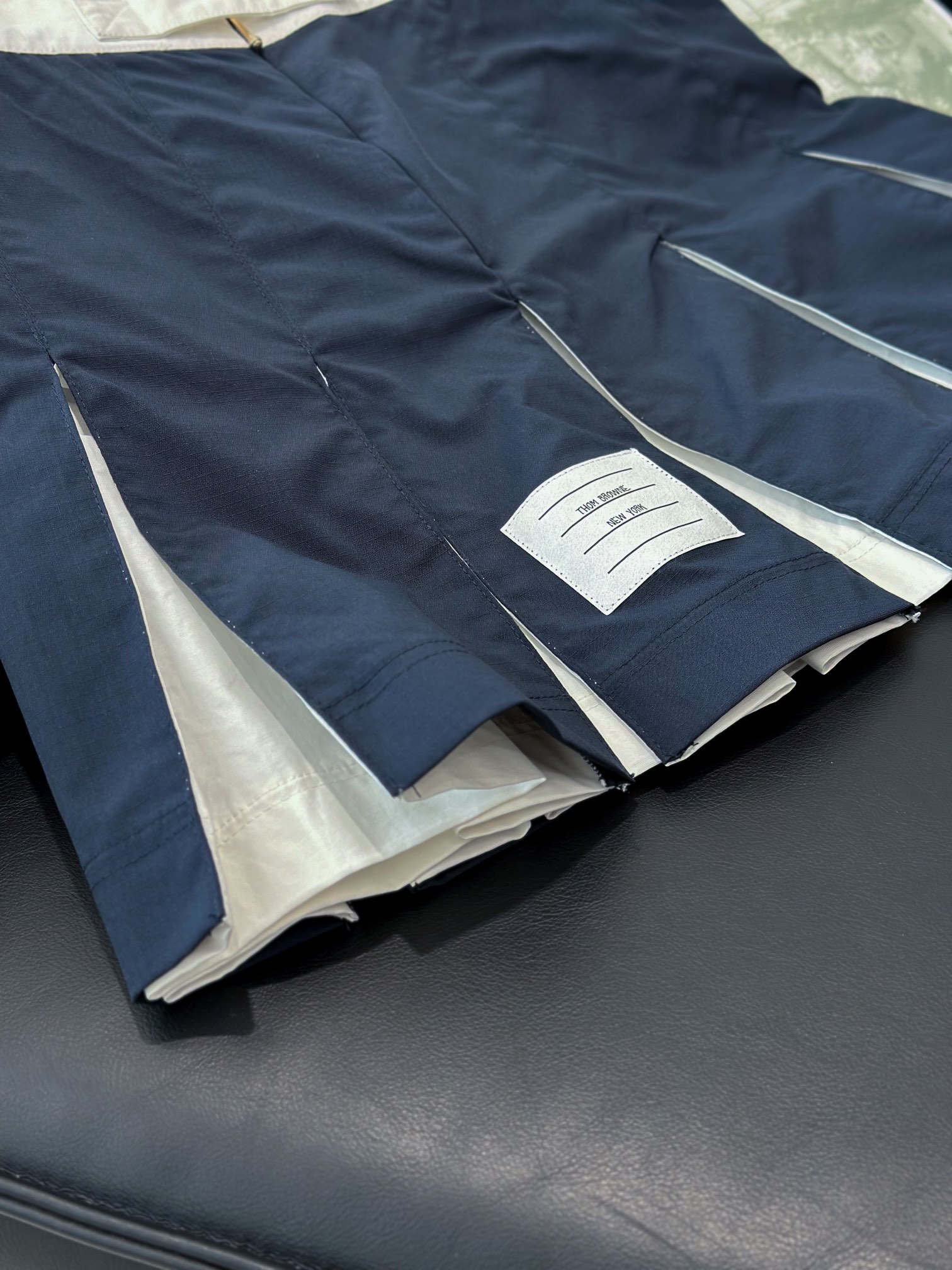 Thom Browne’s Classic Female Suit with Custom-made Fabric and Age-reducing Details - 图片 6