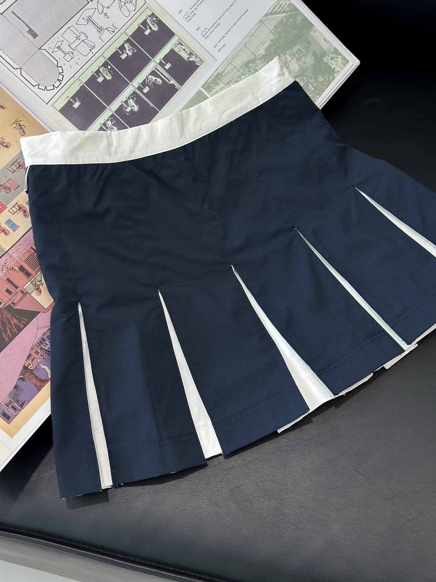 Thom Browne’s Classic Female Suit with Custom-made Fabric and Age-reducing Details - 图片 3