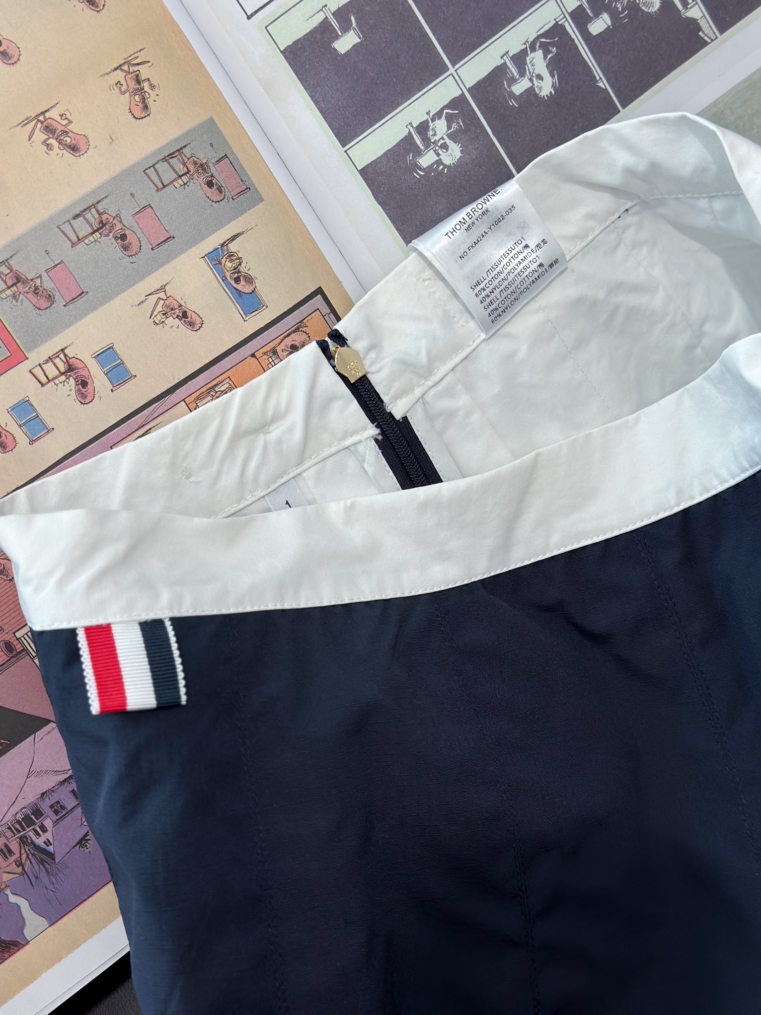 Thom Browne’s Classic Female Suit with Custom-made Fabric and Age-reducing Details - 图片 4