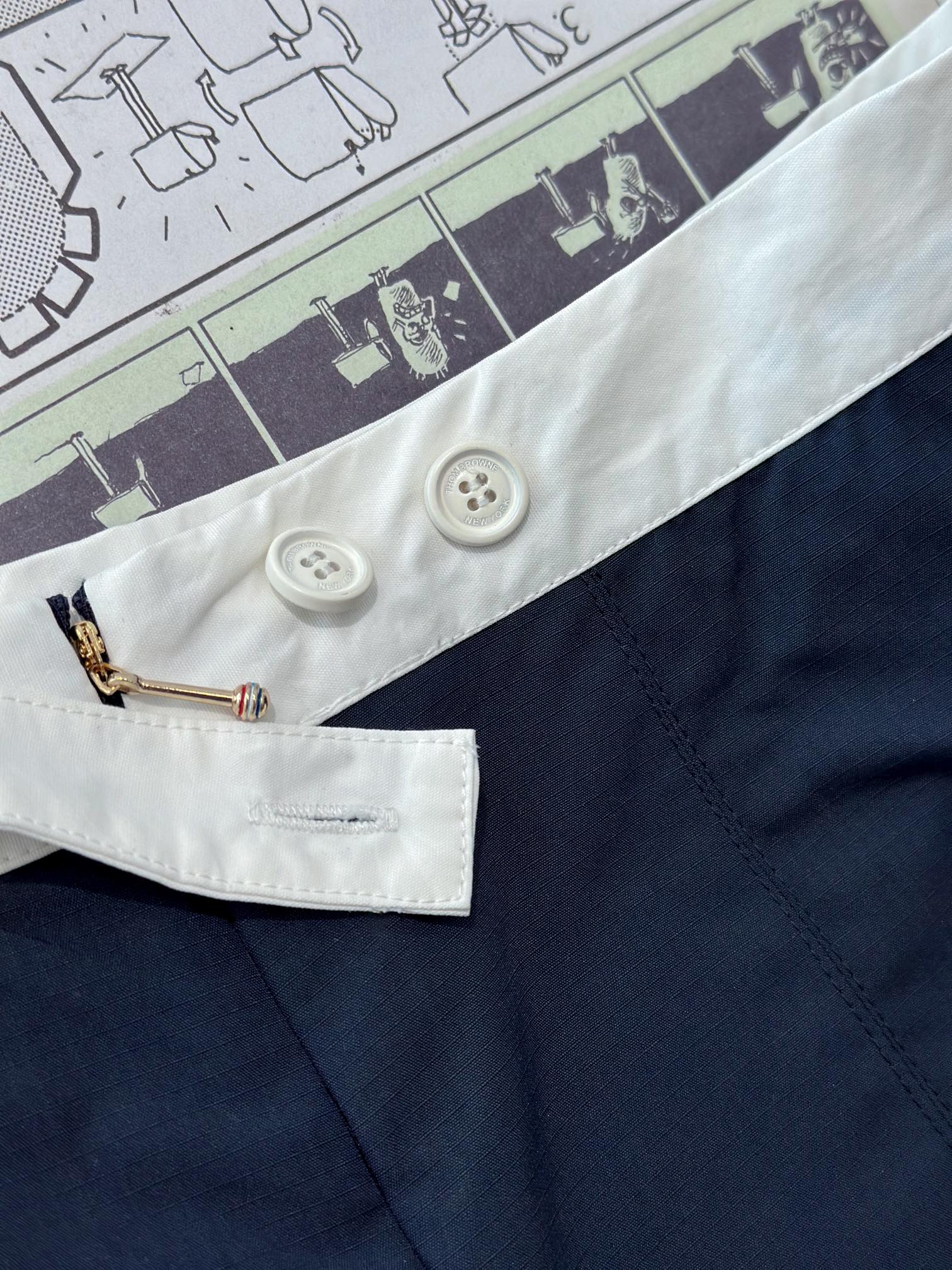 Thom Browne’s Classic Female Suit with Custom-made Fabric and Age-reducing Details - 图片 5