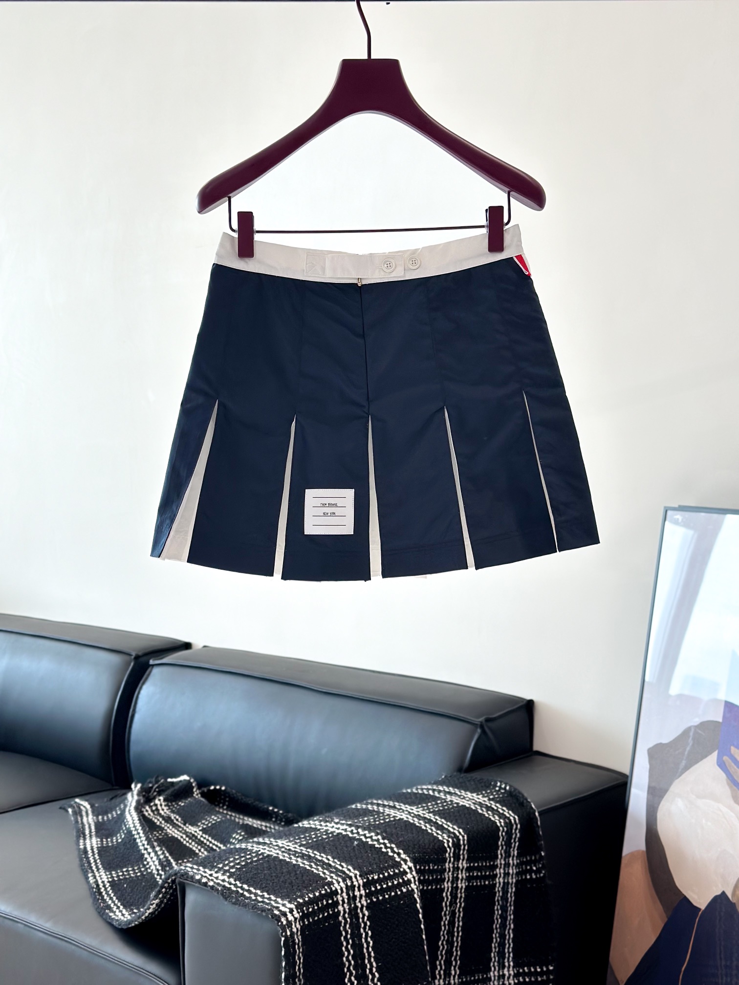 Thom Browne’s Classic Female Suit with Custom-made Fabric and Age-reducing Details - 图片 7