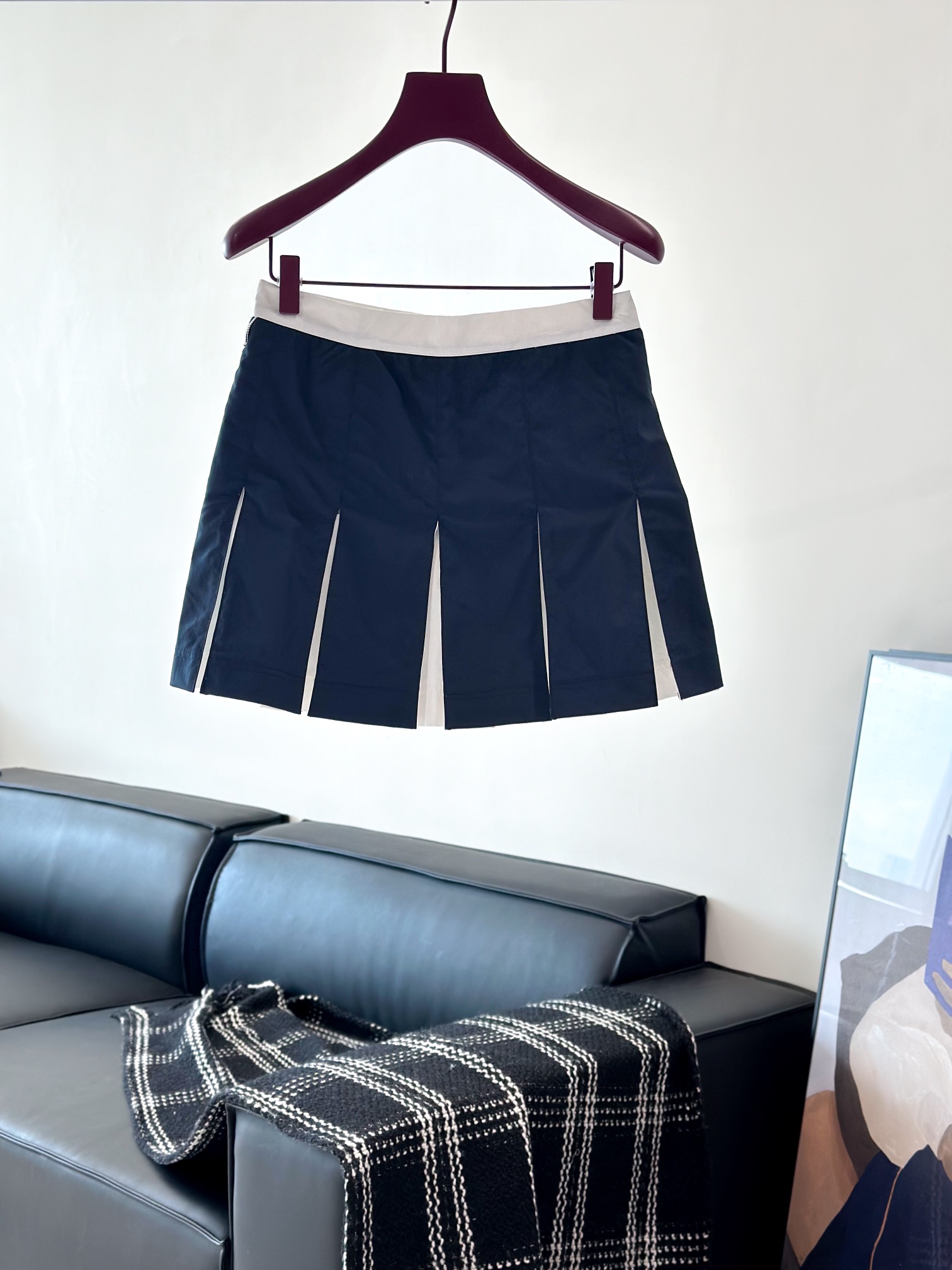 Thom Browne’s Classic Female Suit with Custom-made Fabric and Age-reducing Details - 图片 1