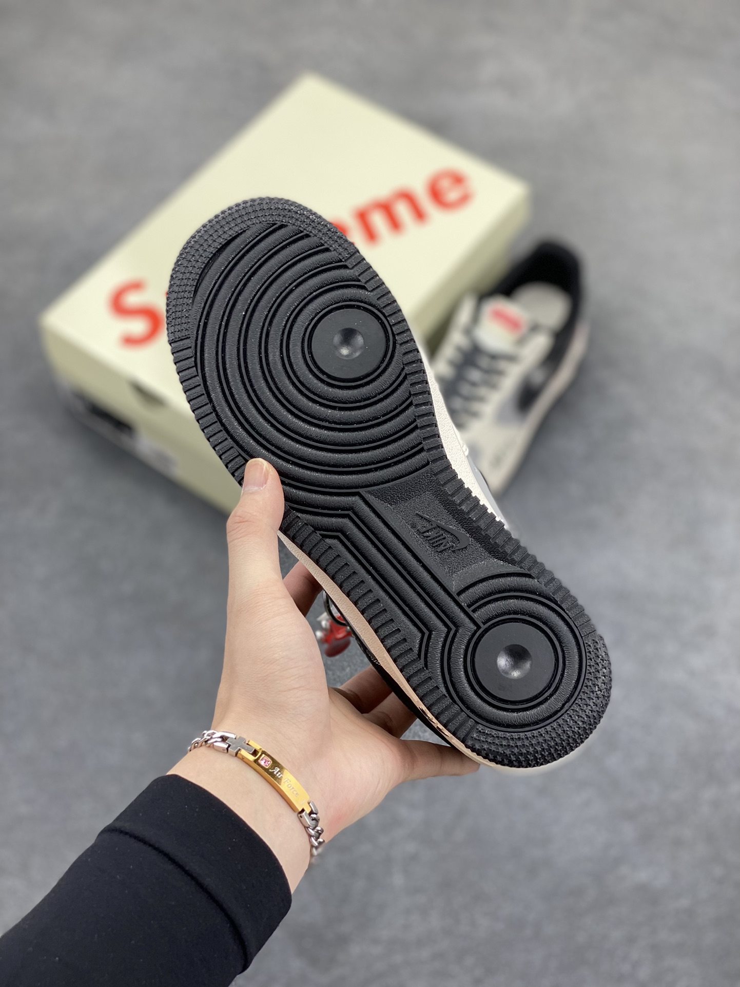 图片[5]-NIke Air Force 1 \’07 Low “Supreme联名——米灰黑AF1”空军一号 低帮 运动鞋 休闲鞋 折边针车 工艺难度大 原楦头原纸板 原装鞋盒 定制五金配件 内置全掌气垫 原厂鞋底 货号：HH7518-055 尺码：36 36.5 37.5 38 38.5 39 40 40.5 41 42 42.5 43 44 44.5 45-选品中心