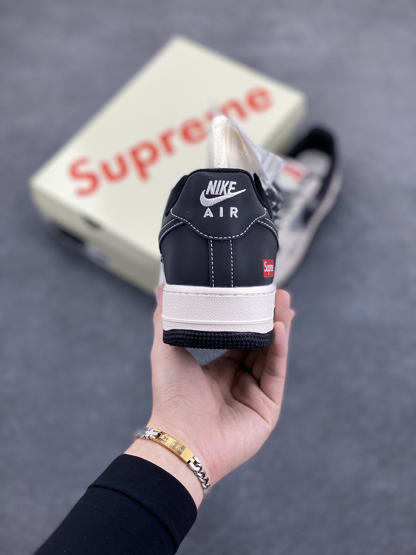 图片[4]-NIke Air Force 1 \’07 Low “Supreme联名——米灰黑AF1”空军一号 低帮 运动鞋 休闲鞋 折边针车 工艺难度大 原楦头原纸板 原装鞋盒 定制五金配件 内置全掌气垫 原厂鞋底 货号：HH7518-055 尺码：36 36.5 37.5 38 38.5 39 40 40.5 41 42 42.5 43 44 44.5 45-选品中心
