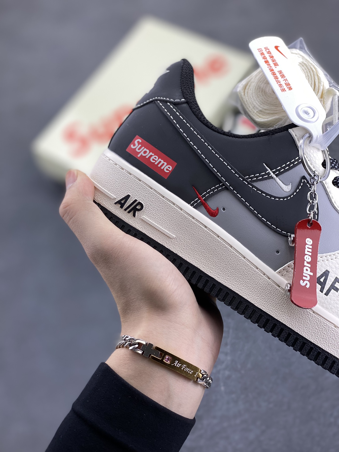 图片[6]-NIke Air Force 1 \’07 Low “Supreme联名——米灰黑AF1”空军一号 低帮 运动鞋 休闲鞋 折边针车 工艺难度大 原楦头原纸板 原装鞋盒 定制五金配件 内置全掌气垫 原厂鞋底 货号：HH7518-055 尺码：36 36.5 37.5 38 38.5 39 40 40.5 41 42 42.5 43 44 44.5 45-选品中心