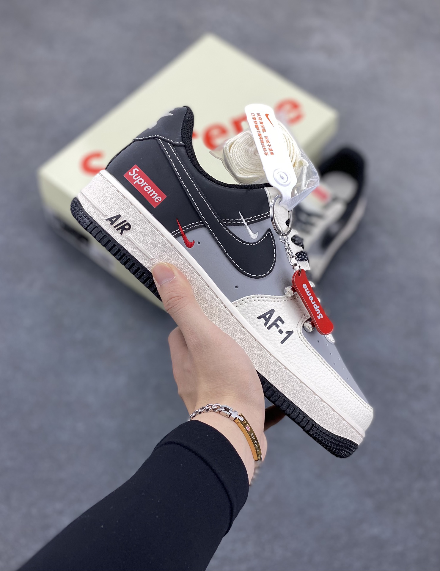 NIke Air Force 1 \’07 Low “Supreme联名——米灰黑AF1”空军一号 低帮 运动鞋 休闲鞋 折边针车 工艺难度大 原楦头原纸板 原装鞋盒 定制五金配件 内置全掌气垫 原厂鞋底 货号:HH7518-055 尺码:36 36.5 37.5 38 38.5 39 40 40.5 41 42 42.5 43 44 44.5 45-选品中心