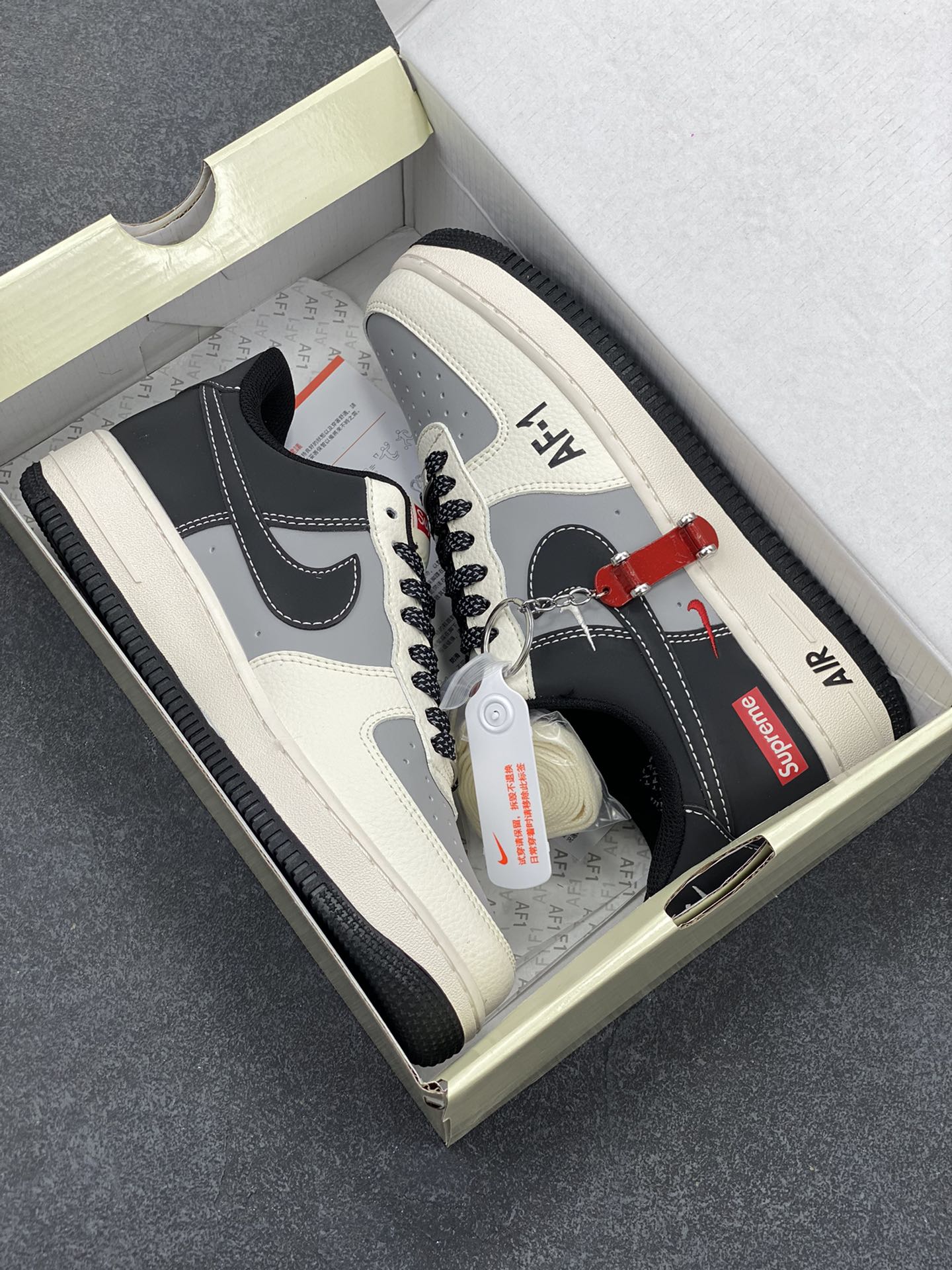 图片[9]-NIke Air Force 1 \’07 Low “Supreme联名——米灰黑AF1”空军一号 低帮 运动鞋 休闲鞋 折边针车 工艺难度大 原楦头原纸板 原装鞋盒 定制五金配件 内置全掌气垫 原厂鞋底 货号：HH7518-055 尺码：36 36.5 37.5 38 38.5 39 40 40.5 41 42 42.5 43 44 44.5 45-选品中心