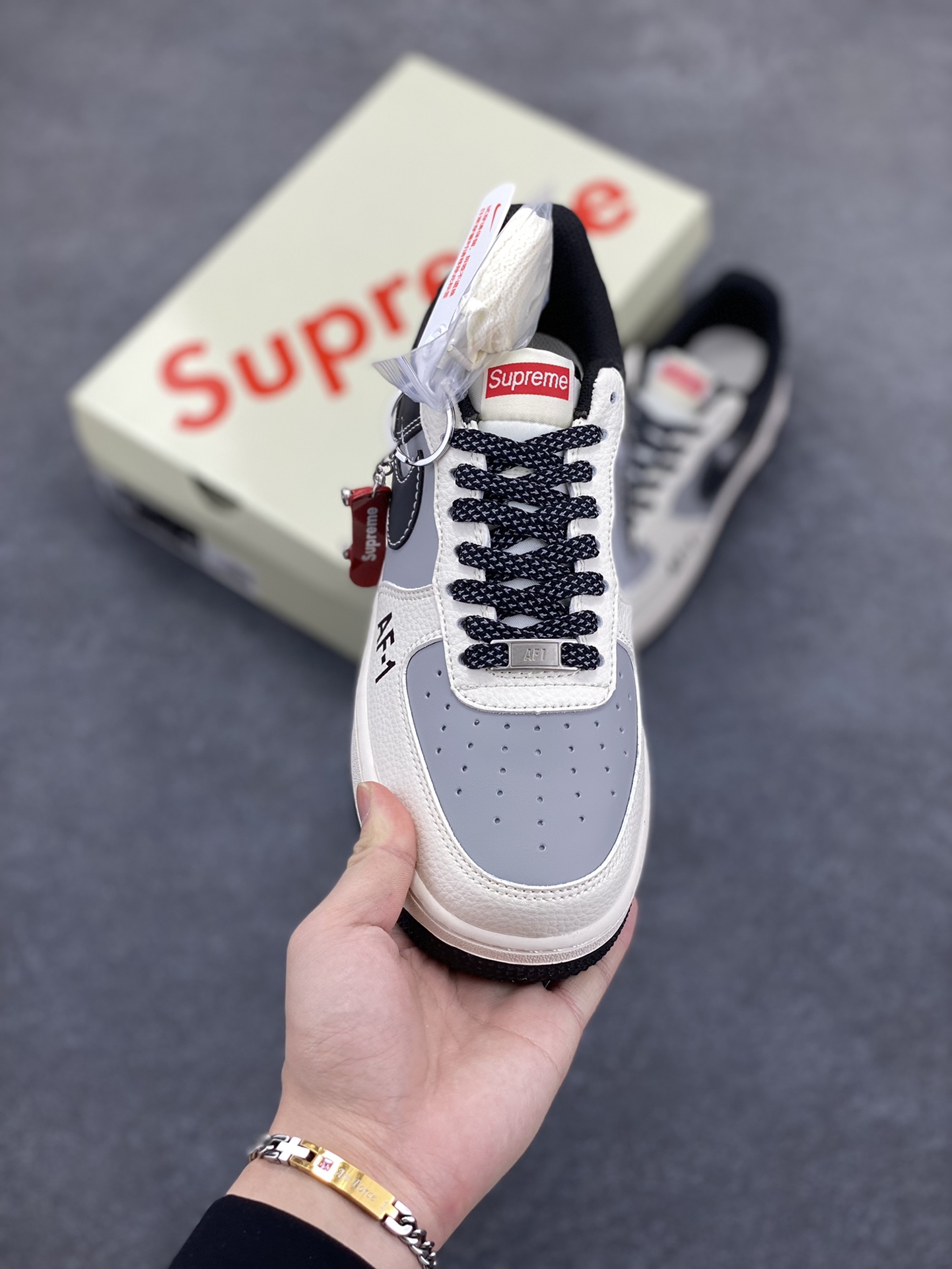 图片[2]-NIke Air Force 1 \’07 Low “Supreme联名——米灰黑AF1”空军一号 低帮 运动鞋 休闲鞋 折边针车 工艺难度大 原楦头原纸板 原装鞋盒 定制五金配件 内置全掌气垫 原厂鞋底 货号：HH7518-055 尺码：36 36.5 37.5 38 38.5 39 40 40.5 41 42 42.5 43 44 44.5 45-选品中心