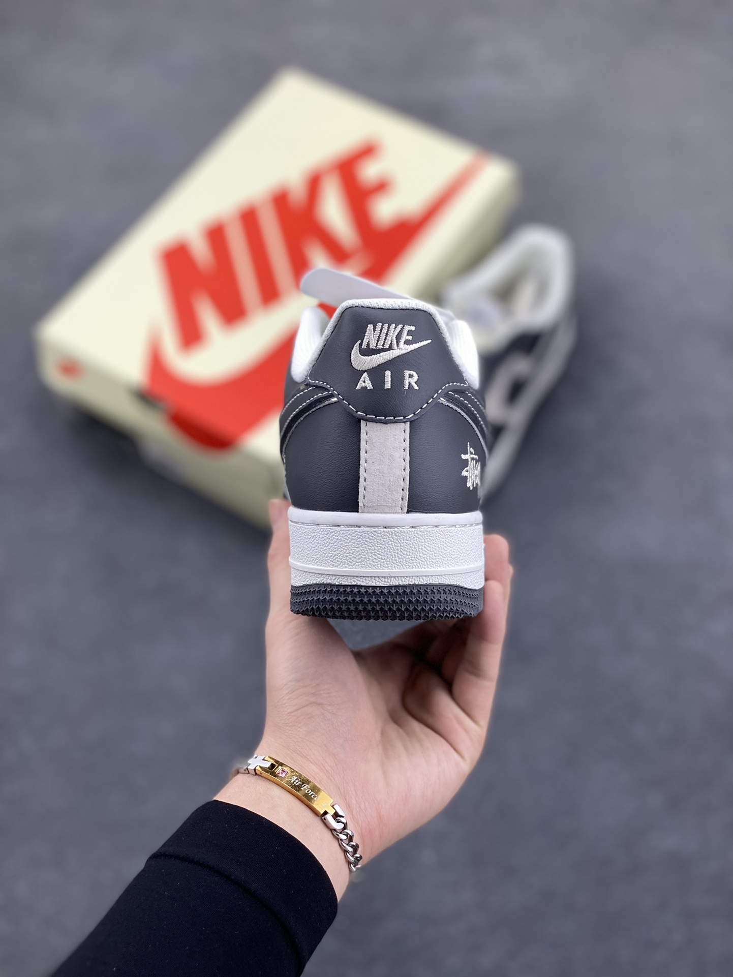 图片[4]-NIke Air Force 1 \’07 Low “斯图西联名——星光灰”空军一号 低帮 运动鞋 休闲鞋 折边针车 工艺难度大 原楦头原纸板 原装鞋盒 定制五金配件 内置全掌气垫 原厂鞋底 货号：XZ6188-229 尺码：36 36.5 37.5 38 38.5 39 40 40.5 41 42 42.5 43 44 44.5 45-选品中心