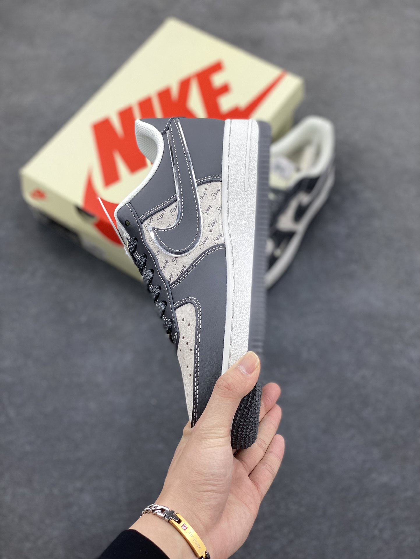 图片[3]-NIke Air Force 1 \’07 Low “斯图西联名——星光灰”空军一号 低帮 运动鞋 休闲鞋 折边针车 工艺难度大 原楦头原纸板 原装鞋盒 定制五金配件 内置全掌气垫 原厂鞋底 货号：XZ6188-229 尺码：36 36.5 37.5 38 38.5 39 40 40.5 41 42 42.5 43 44 44.5 45-选品中心