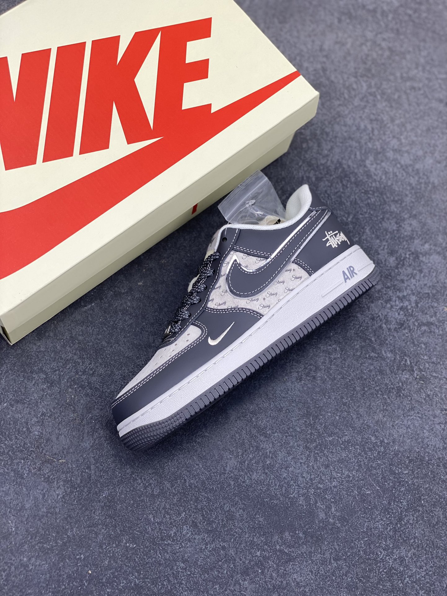 图片[7]-NIke Air Force 1 \’07 Low “斯图西联名——星光灰”空军一号 低帮 运动鞋 休闲鞋 折边针车 工艺难度大 原楦头原纸板 原装鞋盒 定制五金配件 内置全掌气垫 原厂鞋底 货号：XZ6188-229 尺码：36 36.5 37.5 38 38.5 39 40 40.5 41 42 42.5 43 44 44.5 45-选品中心