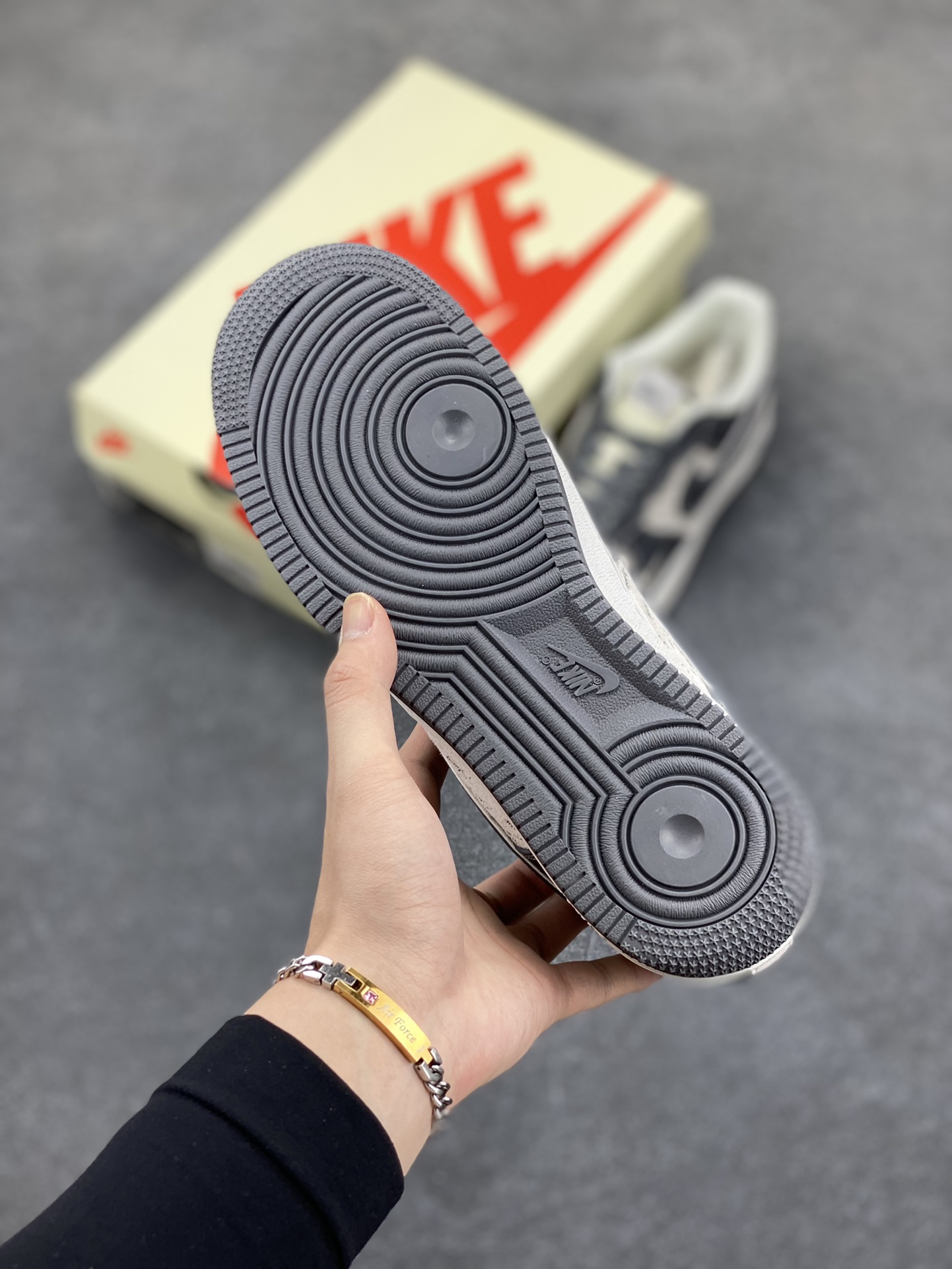 图片[5]-NIke Air Force 1 \’07 Low “斯图西联名——星光灰”空军一号 低帮 运动鞋 休闲鞋 折边针车 工艺难度大 原楦头原纸板 原装鞋盒 定制五金配件 内置全掌气垫 原厂鞋底 货号：XZ6188-229 尺码：36 36.5 37.5 38 38.5 39 40 40.5 41 42 42.5 43 44 44.5 45-选品中心