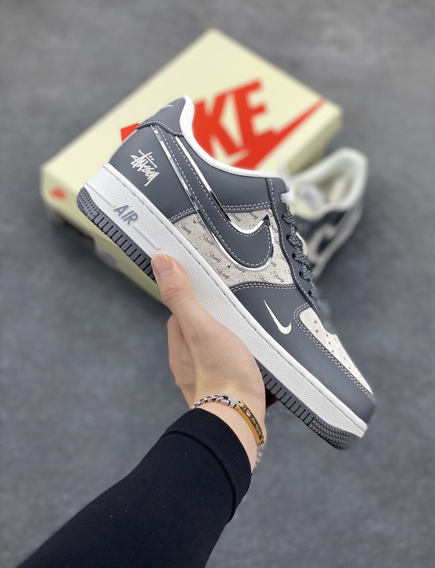 NIke Air Force 1 \’07 Low “斯图西联名——星光灰”空军一号 低帮 运动鞋 休闲鞋 折边针车 工艺难度大 原楦头原纸板 原装鞋盒 定制五金配件 内置全掌气垫 原厂鞋底 货号:XZ6188-229 尺码:36 36.5 37.5 38 38.5 39 40 40.5 41 42 42.5 43 44 44.5 45-选品中心