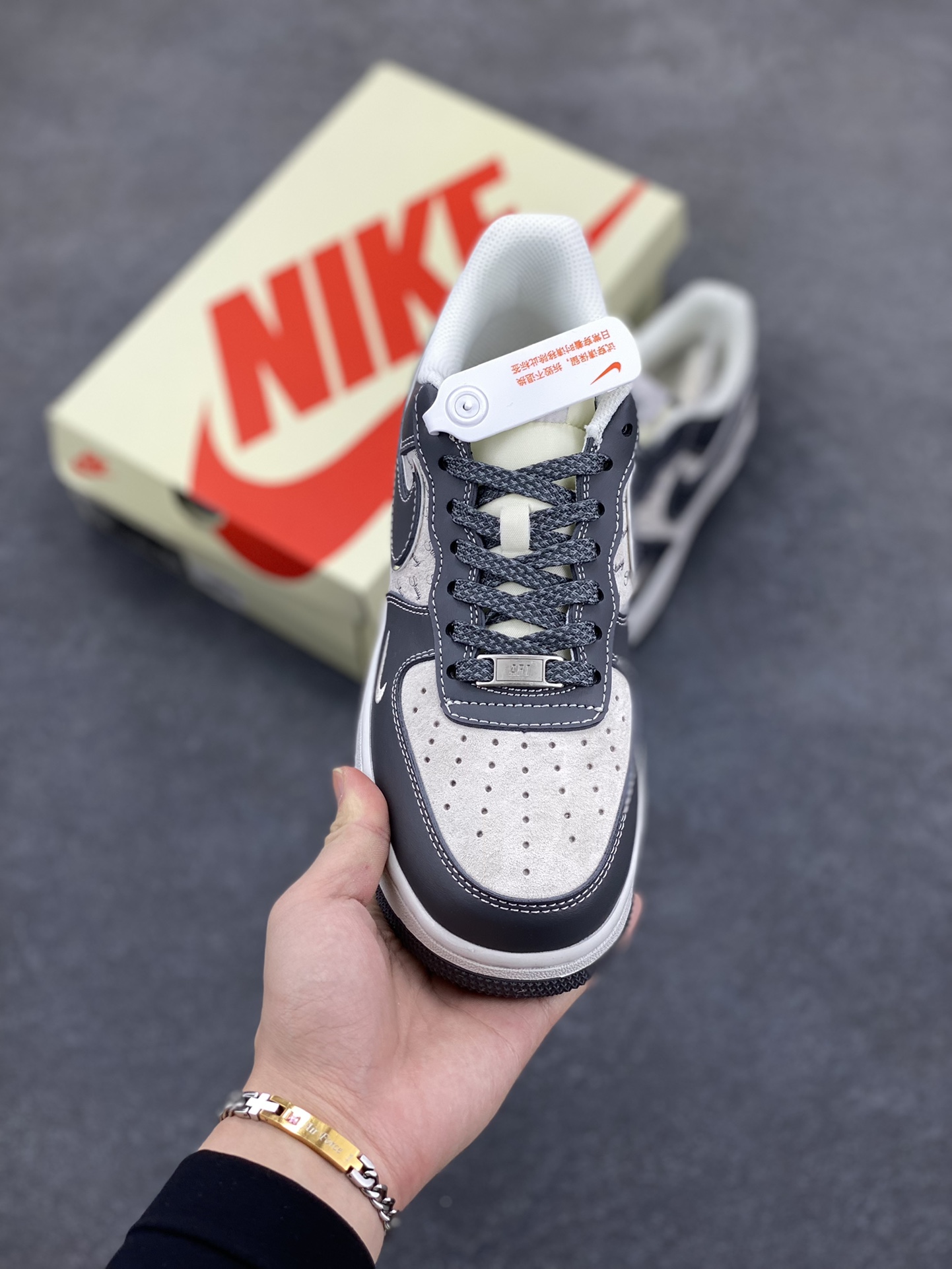 图片[2]-NIke Air Force 1 \’07 Low “斯图西联名——星光灰”空军一号 低帮 运动鞋 休闲鞋 折边针车 工艺难度大 原楦头原纸板 原装鞋盒 定制五金配件 内置全掌气垫 原厂鞋底 货号：XZ6188-229 尺码：36 36.5 37.5 38 38.5 39 40 40.5 41 42 42.5 43 44 44.5 45-选品中心