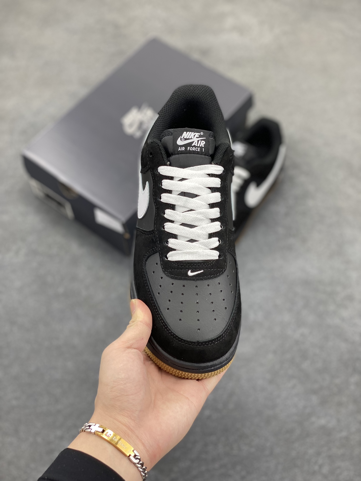 图片[2]-Nike Air Force 1 Low 空军一号低帮百搭休闲运动板鞋。柔软、弹性十足的缓震性能和出色的中底设计，横跨复古与现代的外型结合，造就出风靡全球三十多年的Force 1，直到今天还深受青睐。 货号：IB6388-001 尺码：36 36.5 37.5 38 38.5 39 40 40.5 41 42 42.5 43 44 44.5 45-选品中心