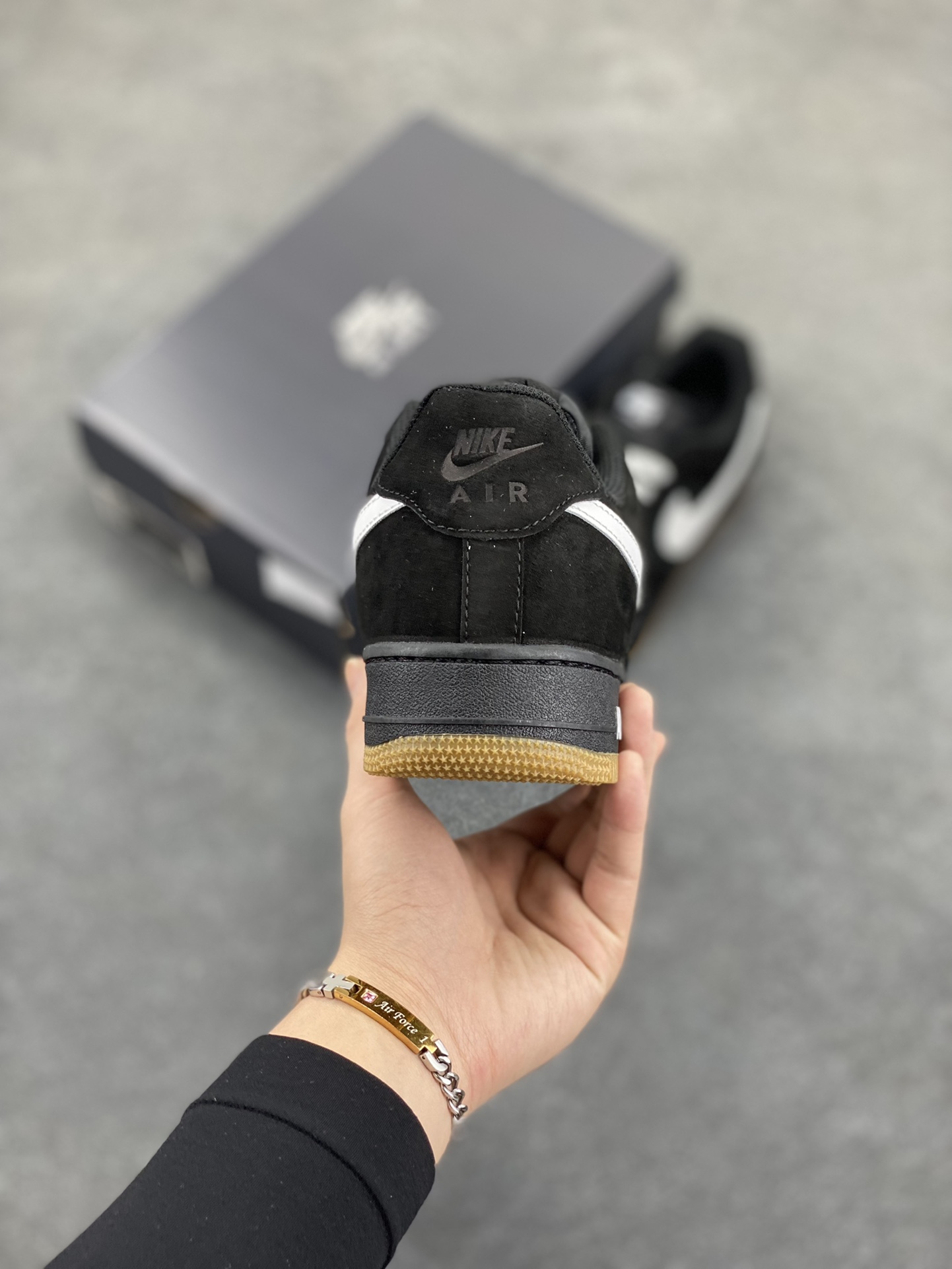 图片[4]-Nike Air Force 1 Low 空军一号低帮百搭休闲运动板鞋。柔软、弹性十足的缓震性能和出色的中底设计，横跨复古与现代的外型结合，造就出风靡全球三十多年的Force 1，直到今天还深受青睐。 货号：IB6388-001 尺码：36 36.5 37.5 38 38.5 39 40 40.5 41 42 42.5 43 44 44.5 45-选品中心
