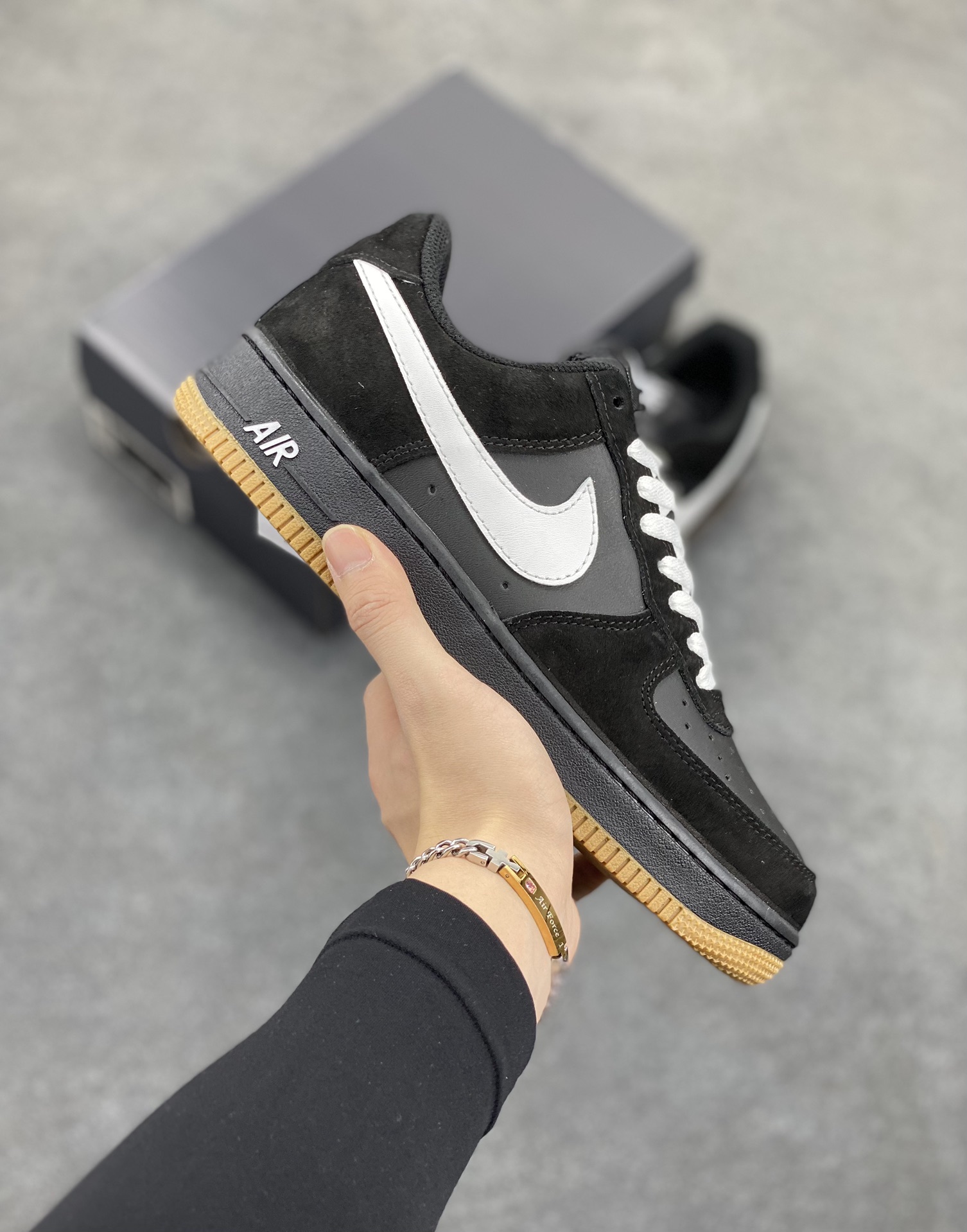 Nike Air Force 1 Low 空军一号低帮百搭休闲运动板鞋。柔软、弹性十足的缓震性能和出色的中底设计，横跨复古与现代的外型结合，造就出风靡全球三十多年的Force 1，直到今天还深受青睐。 货号：IB6388-001 尺码：36 36.5 37.5 38 38.5 39 40 40.5 41 42 42.5 43 44 44.5 45-选品中心