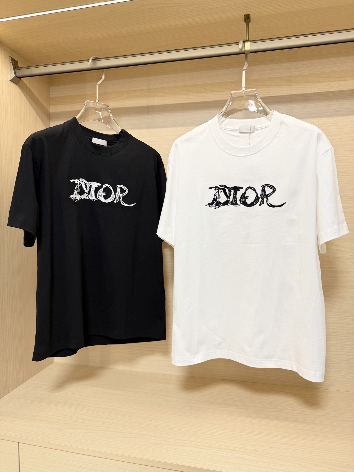 NO:132478,Dior - the latest hot T-shirts in the counter are shipped, and hot-selling items in European and American counters!  Selected high-density precision cotton fabrics imported from Italy with the latest design, the unique brand logo on the chest highlights the fashion, and the upper body effect can be seen. Code number XS-XL (with Hong Kong Lane Crawford gift box packaging), dior,tees, t-shirt, alexander wang19860909迪奥-专柜最新爆款t恤出货 欧美专柜热销单品！精选意大利进口高密精棉面料搭配最新的设计,胸前的独特品牌logo彰显时尚 上身效果看得见.码数XS-XL（配香港连卡佛礼盒包装）,,dior,tees，t-shirt,alexander wang,Men's clothing