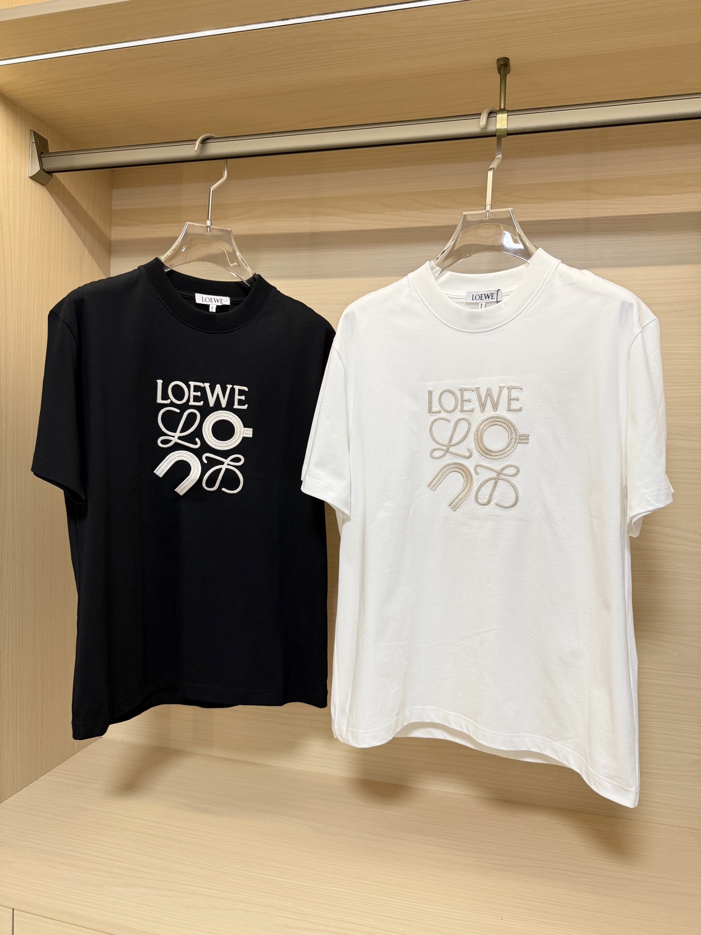 NO:132472,Luo Yiwei - the latest hot T-shirts in the counter are shipped, and hot-selling items in European and American counters!  Selected high-density precision cotton fabrics imported from Italy with the latest design, the unique brand logo on the chest highlights the fashion, and the upper body effect can be seen. Code number XS-XL (with Hong Kong Lane Crawford gift box packaging), loewe,tees, t-shirt, alexander wang19860909罗意威-专柜最新爆款t恤出货 欧美专柜热销单品！精选意大利进口高密精棉面料搭配最新的设计,胸前的独特品牌logo彰显时尚 上身效果看得见.码数XS-XL（配香港连卡佛礼盒包装）,,loewe,tees，t-shirt,alexander wang,Men's clothing