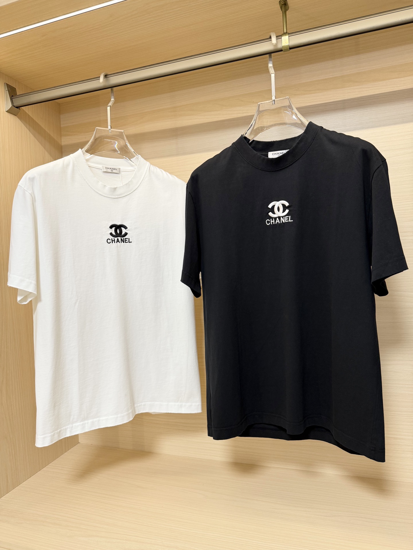 NO:132475,Chanel - the latest hot T-shirts in the counter are shipped, and hot-selling items in European and American counters!  Selected high-density fine cotton fabrics imported from Italy with the latest design, the unique brand logo on the chest highlights the fashion, and the upper body effect can be seen. Code number XS-XL (with Hong Kong Lane Crawford gift box packaging), chanel,tees, t-shirt, alexander wang19860909香奈儿-专柜最新爆款t恤出货 欧美专柜热销单品！精选意大利进口高密精棉面料搭配最新的设计,胸前的独特品牌logo彰显时尚 上身效果看得见.码数XS-XL（配香港连卡佛礼盒包装）,,chanel,tees，t-shirt,alexander wang,Men's clothing