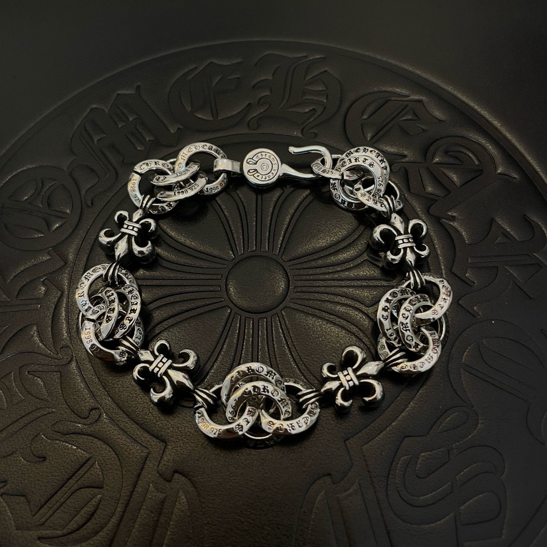 NO:108775,Batch New model [Counter Quality] Chrome Hearts Croxin Classic retro buckle Scout flower bracelet with different concave and convex shapes presents unique styles Cross Scout flower is Croxin's ambition, so it lasts for a long time Genuine version Chrome Hearts Croxin Difference to the market ordinary light version Corresponding to the quality of the version Benchmarking, looking at the details of the letter printing, retro old gray oxygen level. Seiko version!  !  !  Pure handmade ~ Authentic model opening must-have fashion and fashion, both men and women can wear it, same style for couples, original official website, rock punk style silver style, retro elements, trendy and versatile!  , jewelry boutique, chrome hearts, chrome hearts, bracelet19860909批 新款【专柜品质】Chrome Hearts克罗心 经典复古环扣童军花手链 凹凸造型不同的花纹设计风格 呈现出与众不同 十字架 童军花是克罗心的志 所以更经久不衰 正品打版Chrome Hearts克罗心 区别市场普通轻版 对版对标品质 看字印细节 复古做旧灰氧程度.精工版本！！！ 纯手工打造 ～正品开模潮流时尚必备 男女均可佩戴 情侣同款 官网原版 摇滚朋克泰银风格 复古元素 潮流百搭！,饰品精品,chrome hearts,chrome hearts,bracelet,Jewelry