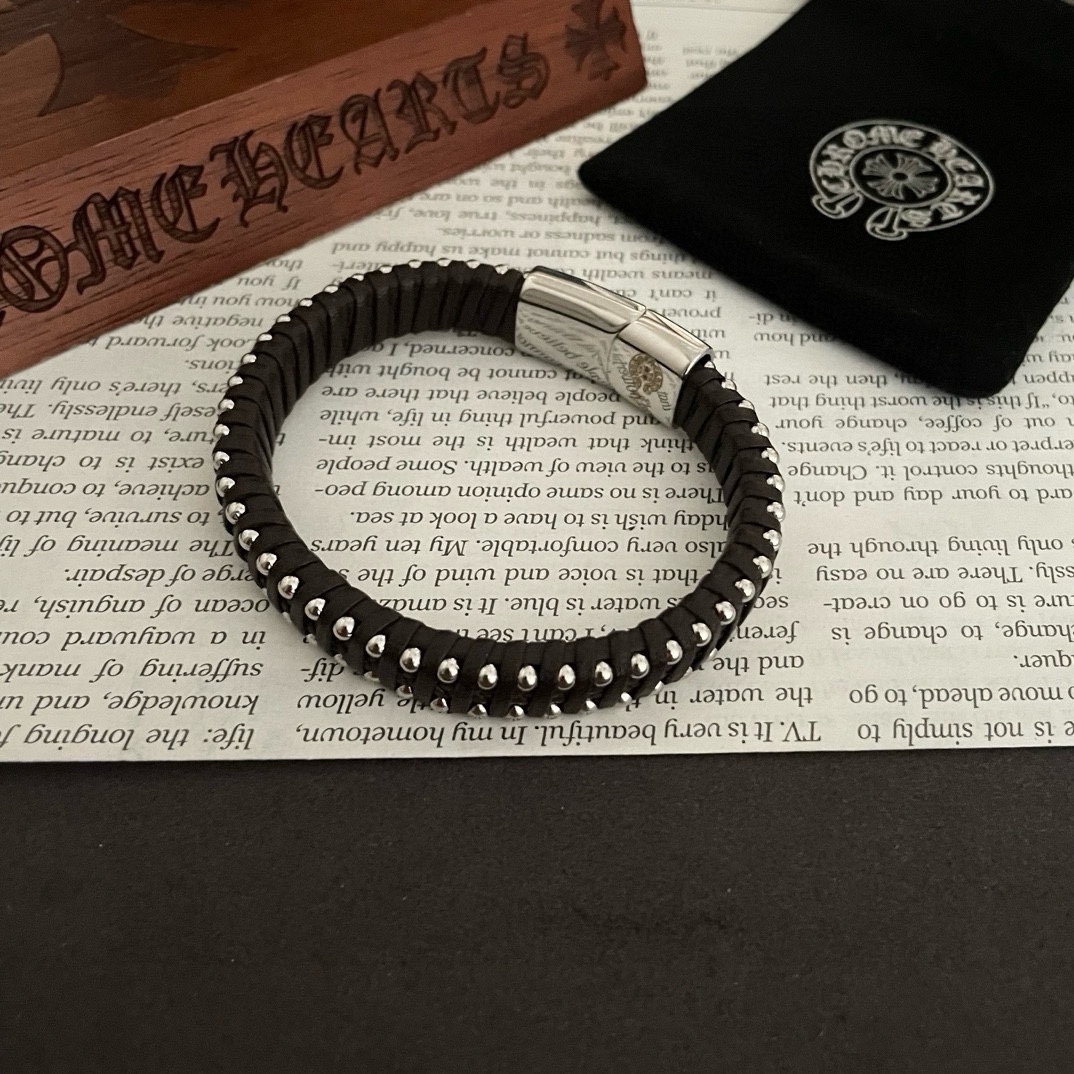 NO:108781,Batch New model [Counter Quality] Chrome Hearts Croxin Pearl leather rope bracelet The design styles with different concave and convex shapes are unique. Cross Scout flowers are Croxin's logo, so they last longer. The authentic version of Chrome Hearts Croxin necklace is the ordinary light version of the market. The quality is benchmarked against the quality of the printed details. The degree of retro old gray oxygen. Seiko version!  , jewelry boutique, chrome hearts, chrome hearts, necklace, bracelet19860909批 新款【专柜品质】Chrome Hearts克罗心 珍珠皮绳手镯 凹凸造型不同的花纹设计风格呈现出与众不同 十字架童军花是克罗心的标志 所以更经久不衰 正品打版Chrome Hearts克罗心项链区别市场普通轻版 对版对标品质 看字印细节 复古做旧灰氧程度.精工版本！,饰品精品,chrome hearts,chrome hearts,necklace,bracelet,Jewelry