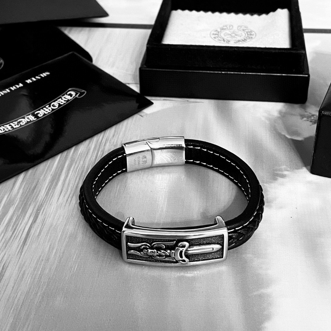NO:108767,Crack Chrome He@rts Croxin Sword Leather Rope Bracelet ~ Genuine Model Opening, Paired Engraving, Original Logo Fashion Essentials, Men and Women Can Wear Couple Style, Rock Punk Tsing Silver Style, Retro Elements, Fashionable and versatile, Same Model on the official website, Boutique Jewelry, Chrome Hearts, Bracelet19860909批 Chrome He@rts 克罗心宝剑皮绳手链～正品开模 对版刻字 原版logo潮流时尚必备 男女均可佩戴 情侣款同款 摇滚朋克泰银风格 复古元素 潮流百搭 官网同款,饰品精品,chrome hearts,chrome hearts,bracelet,Jewelry