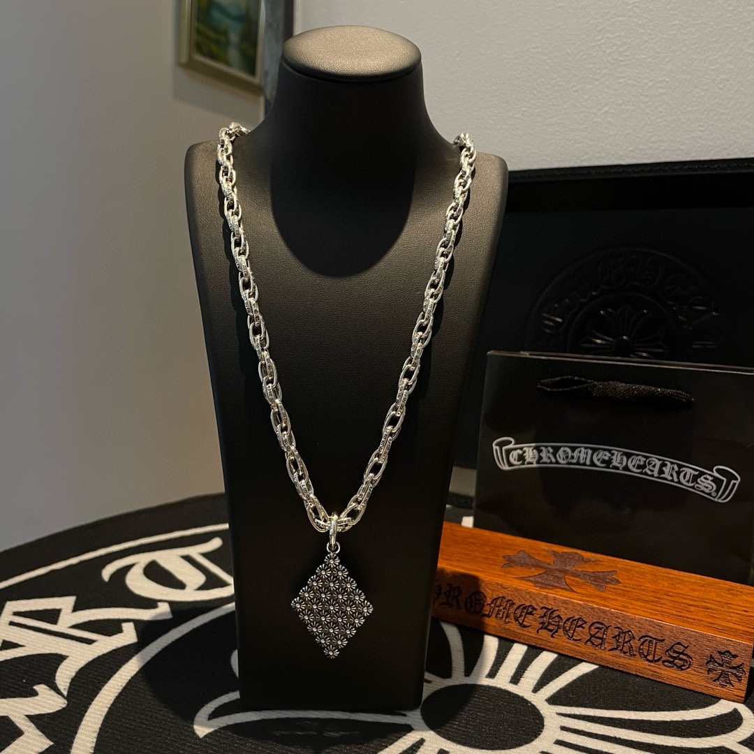 NO:108770,TikTok/Kuaishou/ins/Xiaohongshu/Live Hot, New [Counter Quality] Chrome Hearts Croxin ring buckle letter necklace, diamond-shaped cross flower pendant, different pattern design styles with concave and concave shapes present uniqueness Cross Scout flowers are Croxin's ambitions, so they last longer. Genuine version Chrome Hearts Croxin, differentiate the market ordinary light version, benchmark the quality of the version, look at the details of the letter printing, retro old gray oxygen level. Seiko version!  !  !  Pure handmade ~ Authentic model opening must-have fashion and fashion, both men and women can wear it, same style for couples, original official website, rock punk style silver style, retro elements, trendy and versatile!  , jewelry boutique, chrome hearts, chrome hearts, necklace19860909批 抖音/快手/ins/小红书/直播热门 ,新款【专柜品质】Chrome Hearts克罗心环扣字母项链 ,菱型十字花吊坠,凹凸造型不同的花纹设计风格 呈现出与众不同 十字架 童军花是克罗心的志 所以更经久不衰 正品打版Chrome Hearts克罗心 区别市场普通轻版 对版对标品质 看字印细节 复古做旧灰氧程度.精工版本！！！ 纯手工打造 ～正品开模潮流时尚必备 男女均可佩戴 情侣同款 官网原版 摇滚朋克泰银风格 复古元素 潮流百搭！,饰品精品,chrome hearts,chrome hearts,necklace,Jewelry
