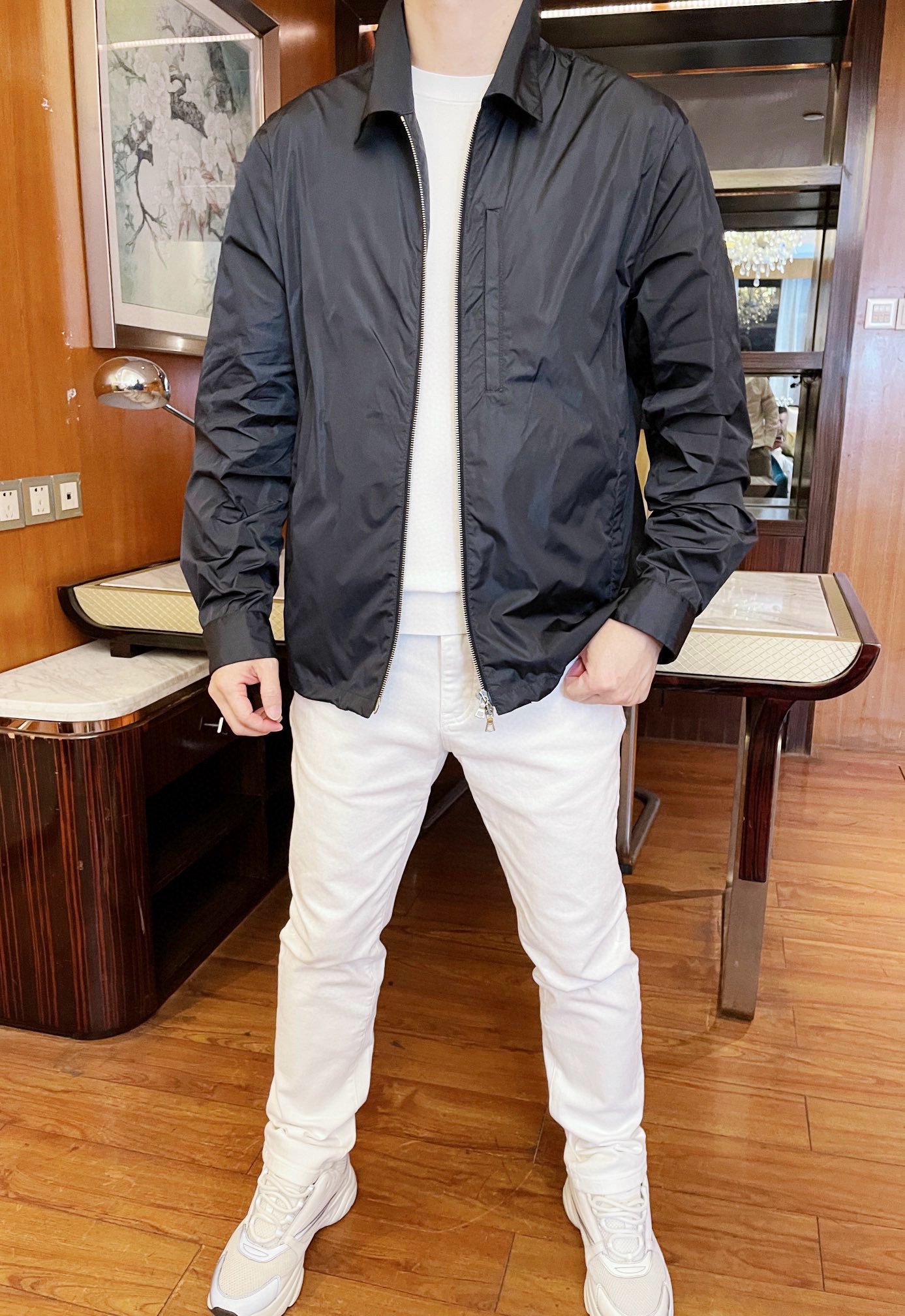 NO:132493,Prada - the latest hot jackets in the counter are shipped, and European and American counters are on sale simultaneously!  Selected custom fabrics imported from Italy with simple and elegant designs, which are quite charming. You must not miss them. Number of codes: 48-56 (model 173/130 wears 48, with Hong Kong Lane Crawford gift box packaging), prada, jackets & coats, alexander wang19860909普拉达-专柜最新爆款外套出货 欧美专柜同步发售！精选意大利进口定制面料搭配简约大方的设计 ,相当韵味 您绝对不容错过.码数:48-56（模特173/130穿48、配香港连卡佛礼盒包装）,,prada,jackets & coats,alexander wang,Men's clothing