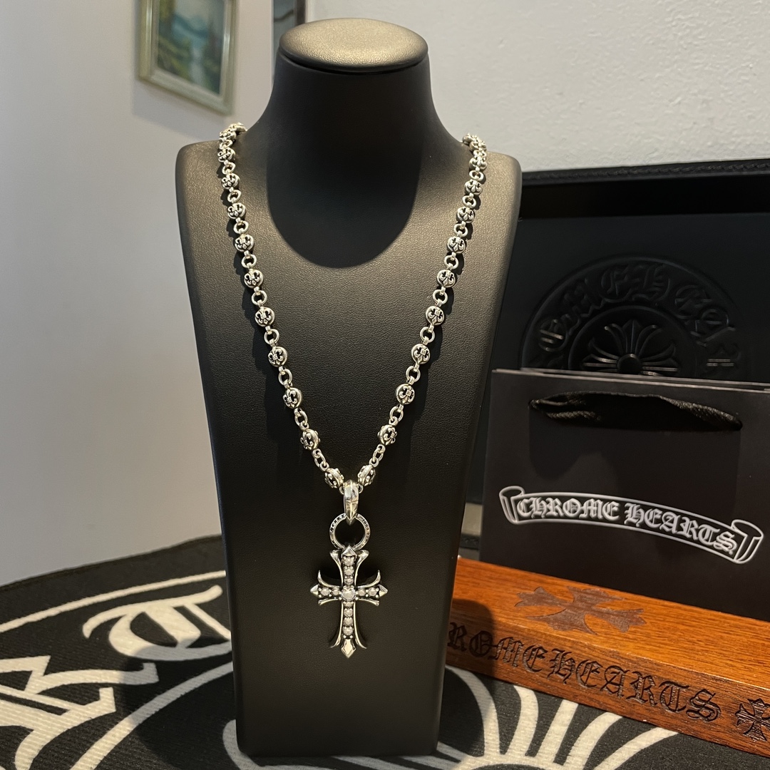 NO:108776,Batch New style [Counter Quality] Chrome Hearts Croxin Classic Retro Scout Flower Necklace Full Diamond Cross Pendant Different Concave and Convex and Convex Design Styles Presenting Different Cross Scout Flowers are Croxin's ambitions, so they last longer. Genuine version of Chrome Hearts Croxin Difference to the market ordinary light version, match the quality of the version, look at the details of the letter printing, the degree of retro old gray oxygen. Seiko version!  !  !  Pure handmade ~ Authentic model opening must-have fashion and fashion, both men and women can wear it, same style for couples, original official website, rock punk style silver style, retro elements, trendy and versatile!  , jewelry boutique, chrome hearts, chrome hearts, necklace19860909批 新款【专柜品质】Chrome Hearts克罗心经典复古童军花项链 满钻十字架吊坠 凹凸造型不同的花纹设计风格 呈现出与众不同 十字架 童军花是克罗心的志 所以更经久不衰 正品打版Chrome Hearts克罗心 区别市场普通轻版 对版对标品质 看字印细节 复古做旧灰氧程度.精工版本！！！ 纯手工打造 ～正品开模潮流时尚必备 男女均可佩戴 情侣同款 官网原版 摇滚朋克泰银风格 复古元素 潮流百搭！,饰品精品,chrome hearts,chrome hearts,necklace,Jewelry
