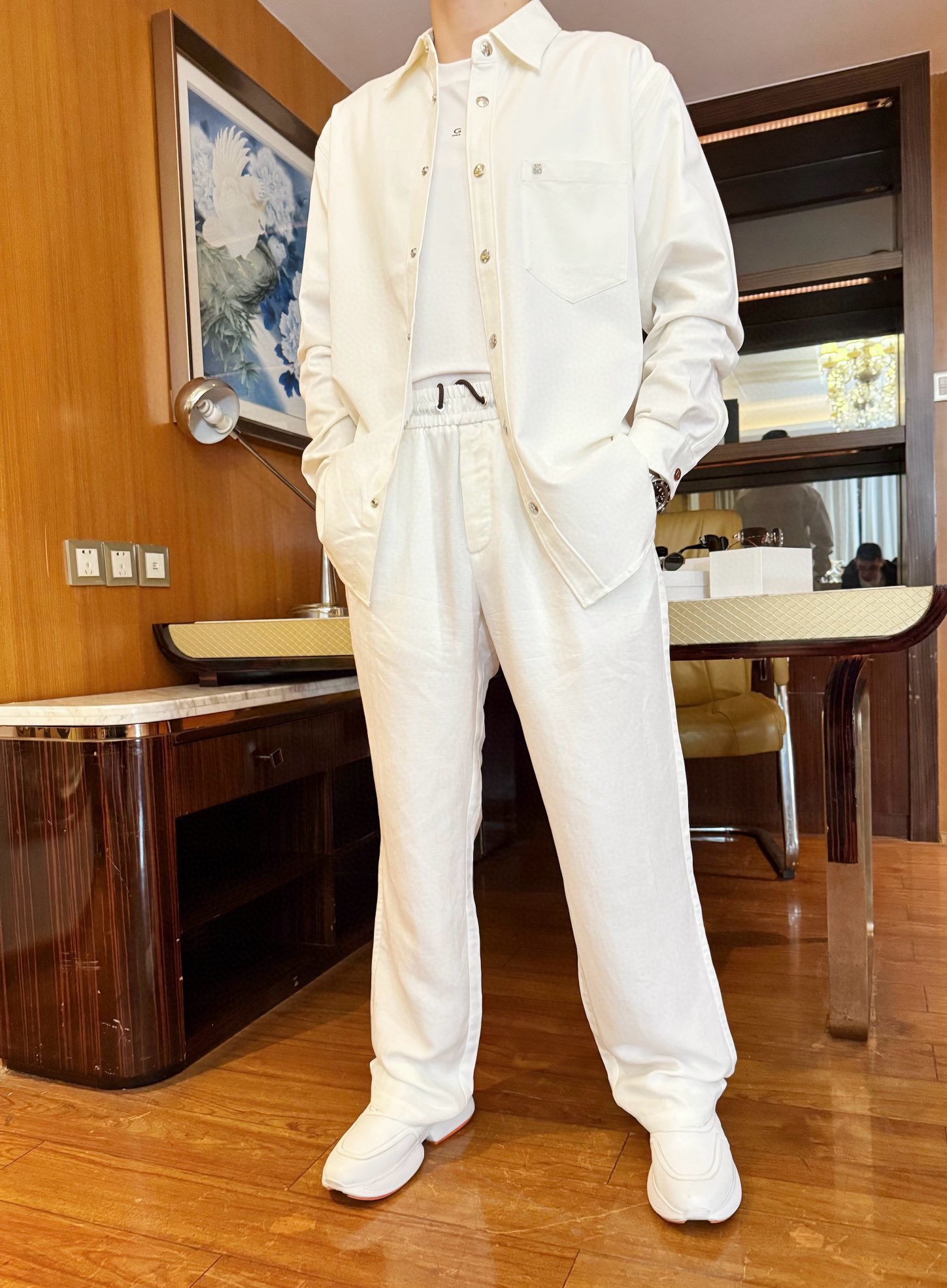 NO:132471,Givenchy - the latest hot shirts in the counter are shipped, and hot-selling items in European and American counters!  Selected Italian imported recycled fiber fabrics with three-dimensional loose fittings, customer-supplied hardware is quite charming, and the upper body effect is needless to say. Number 48-56 (model 173/130 wears 48, with Hong Kong Lane Crawford gift box packaging), givennchy, alexander wang19860909纪梵希--专柜最新爆款衬衣出货 欧美专柜热销单品！精选意大利进口再生纤维面料搭配立体宽松版型,客供五金相当彰显韵味 上身效果不用多说.码数48-56（模特173/130穿48、配香港连卡佛礼盒包装）,,givenchy,alexander wang,Men's clothing