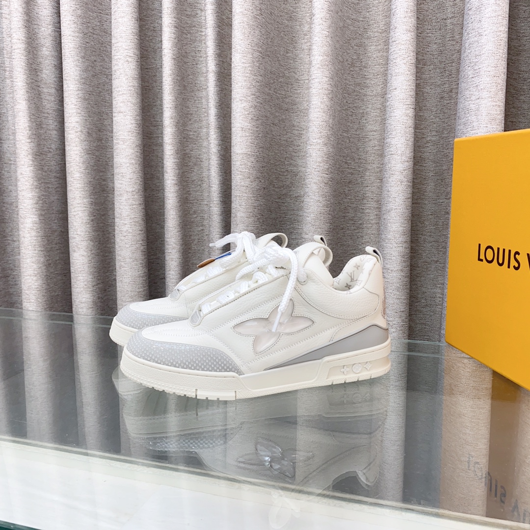 NO:245090,#Men's limited model 2025 Louisville LVTRAINE small bread sneakers Virgil Abloh macaron series draws inspiration from retro basketball shoes to create the popular LVTraine sneakers. This shoe is an iconic Monogram pattern imprinted on the grained cowhide leather, and it creates a new classic design with smooth cowhide leather. Exclusive custom cowhide 1:1 All edge cutting tips are processed and coated according to the original steps. Exclusive private mold Vuitton logo, shoelaces TPU combination to form a sole wear-resistant, non-slip, and yellow. The original mold open-molded sole is also hidden deep in Monogram flowers. The process is full-computer needle car pulling wire. Toe, back cover, hot and cold processing is set. Full set of pull-up sleeves. Size39-45, casual shoes/sports shoes, louis vuitton, louis  vuitton,sneakers,cowhide19860909#限男款  2025 路易威LVTRAINE 小面包 运动鞋 Virgil Abloh 马卡龙系列从复古篮球鞋汲取灵感,打造备受青睐的LVTraine 运动鞋.此款鞋履为粒面牛皮革压印标志性Monogram 图案,与 光滑牛皮革共同成就新经典设计. 独家定制牛皮1:1 所有切边口都按照原版的步骤加工涂边 独家私模Vuitton 标识,鞋带 TPU组合成底耐磨防滑防黄 原版开模大底也深藏着Monogram 花卉 流程全电脑针车拉线.鞋头,后套,冷热加工定型.全套拉帮套楦. Size39-45,休闲鞋/运动鞋,louis vuitton,louis vuitton,sneakers,cowhide,Women's Shoes