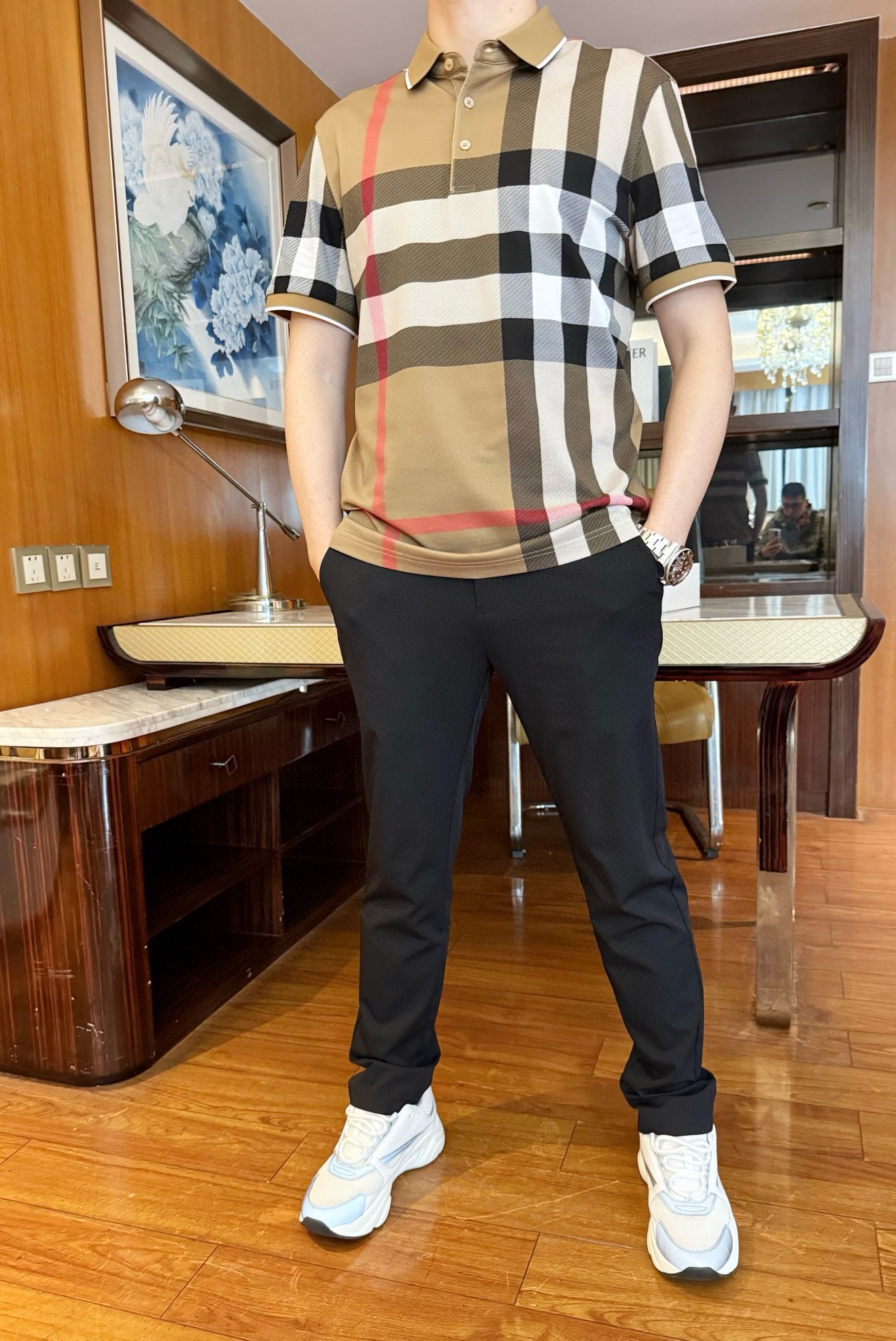 NO:132483,Boberly - the latest hot-selling Polo in the counter is shipped, and the hot-selling items in European and American counters!  Selected Italian imported Tianshi cotton   recycled fiber fabrics with the latest design, the whole body plaid design and customized buttons show fashion, and there is no need to say much about the effect of the upper body. The number of codes is 48-56 (model 173/130 wears 48, with Hong Kong Lane Crawford gift box packaging), alexander wang19860909博柏利-专柜最新爆款Polo出货 欧美专柜热销单品！精选意大利进口天丝棉 再生纤维面料搭配最新的设计,通体的格纹设计及定制纽扣相当彰显时尚 上身效果不用多说.码数48-56（模特173/130穿48,配香港连卡佛礼盒包装）,,alexander wang,Men's clothing