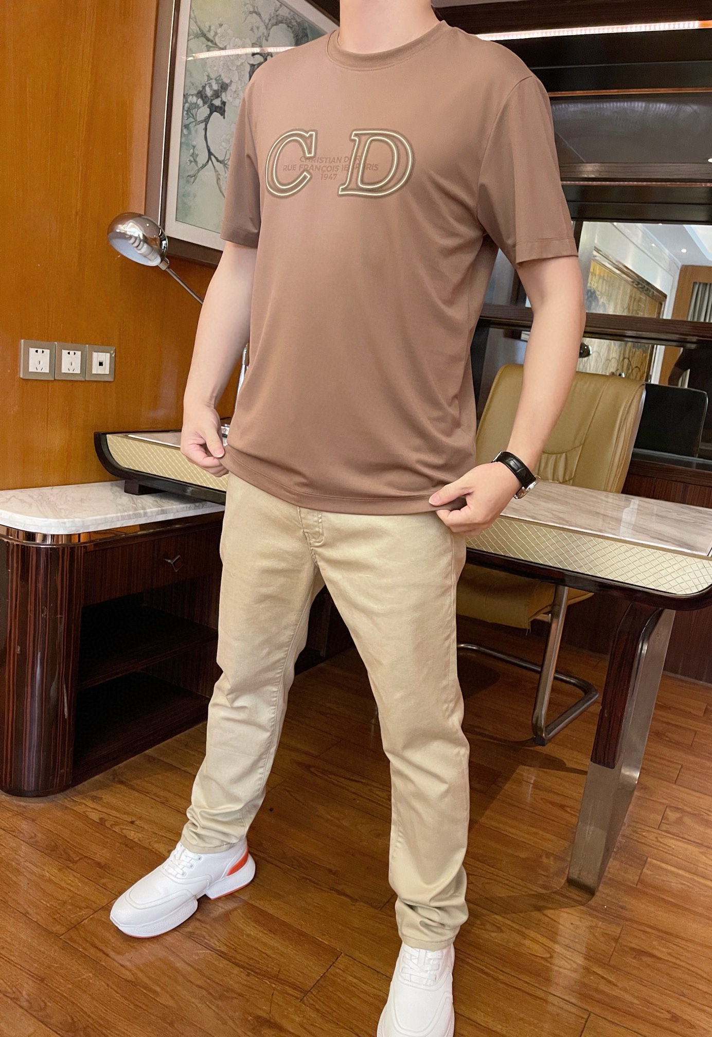 NO:132470,Dior - the latest hot T-shirts in the counter are shipped, and hot-selling items in European and American counters!  Selected Italian imported fine cotton fabrics with the latest designs, the unique brand logo on the chest highlights the fashion, and the upper body effect can be seen. The number of codes is 48-56 (model 173/130 wears 48, with Hong Kong Lane Crawford gift box packaging), dior,tees, t-shirt,alexander wang19860909迪奥-专柜最新爆款t恤出货 欧美专柜热销单品！精选意大利进口精棉面料搭配最新的设计,胸前的独特品牌logo彰显时尚 上身效果看得见.码数48-56（模特173/130穿48,配香港连卡佛礼盒包装）,,dior,tees，t-shirt,alexander wang,Men's clothing