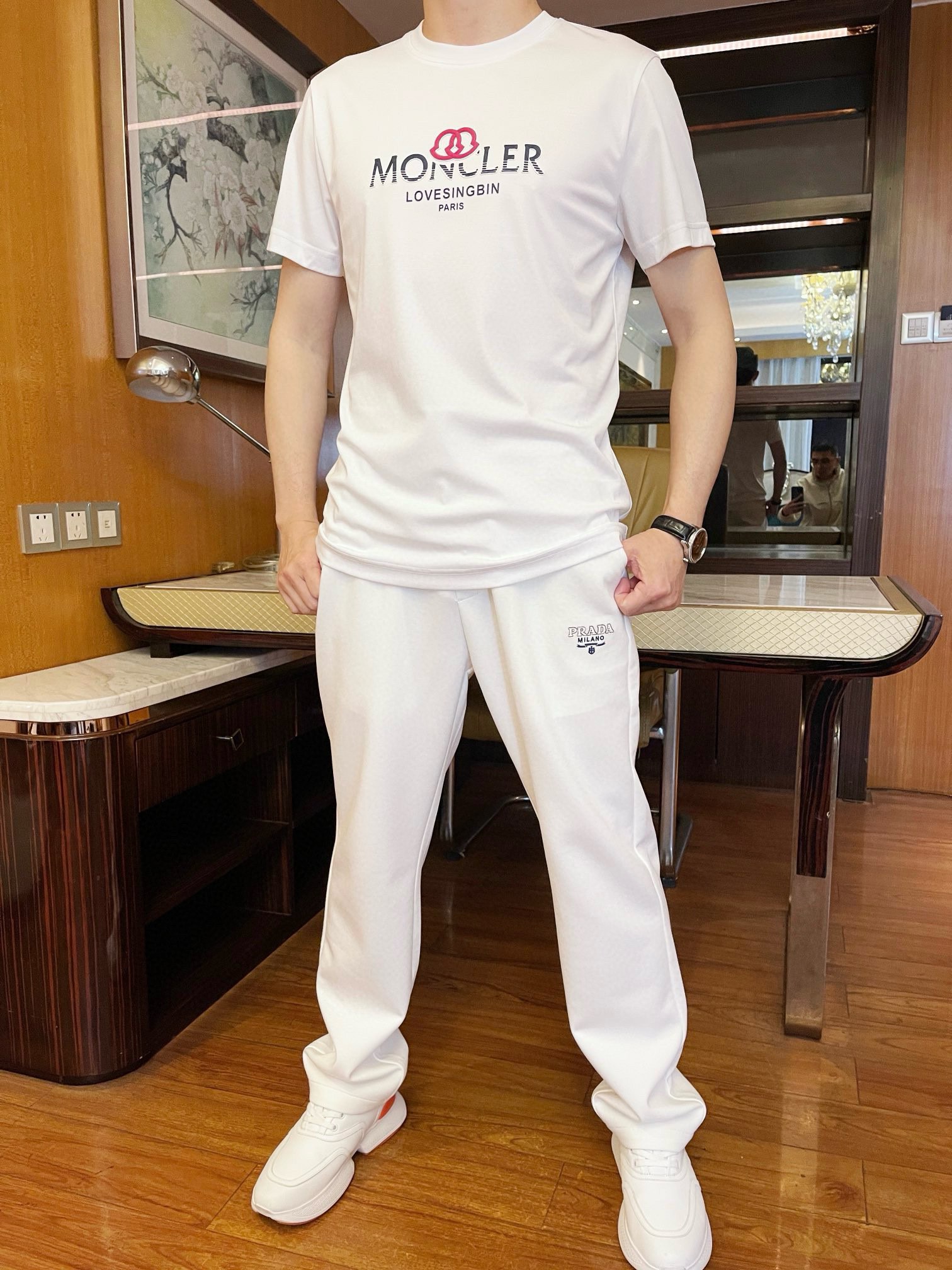 NO:132476,The latest hot T-shirts in the counter are shipped, and the hot-selling items in European and American counters!  Selected Italian imported mercerized cotton fabrics with the latest designs, the unique brand logo on the chest highlights the fashion, and the upper body effect can be seen. The number of codes is 48-56 (model 173/130 wears 48 with Hong Kong Lane Crawford gift box packaging), Moncler,tees, t-shirt,alexander wang19860909蒙口-专柜最新爆款t恤出货 欧美专柜热销单品！精选意大利进口丝光棉面料搭配最新的设计,胸前的独特品牌logo彰显时尚 上身效果看得见.码数48-56（模特173/130穿48配香港连卡佛礼盒包装）,,Moncler,tees，t-shirt,alexander wang,Men's clothing