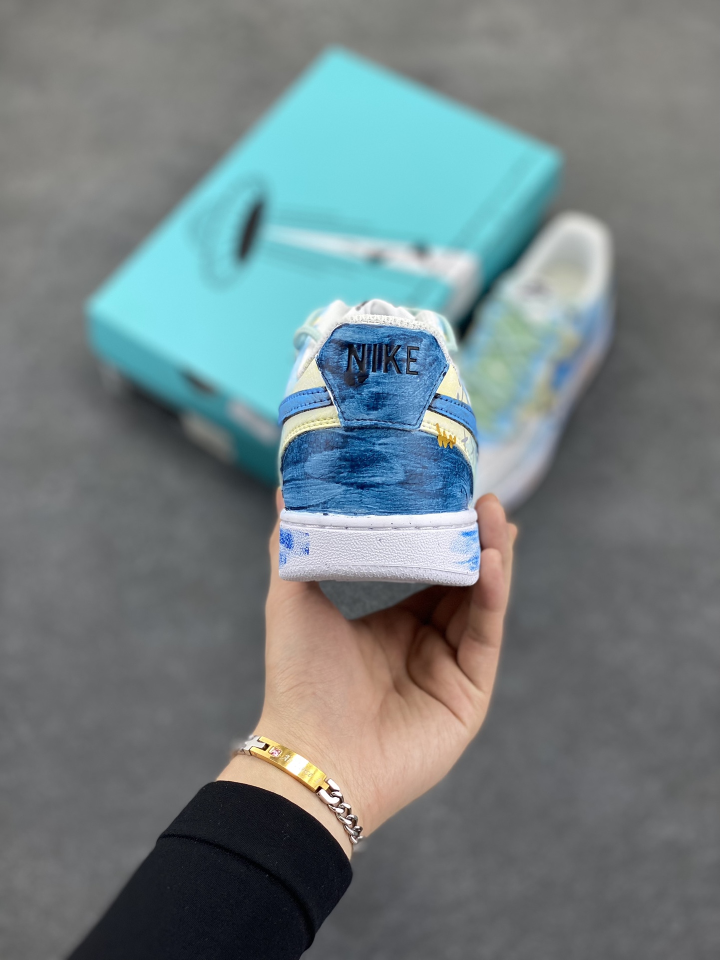 图片[4]-Nike Court Vision 1 Low 手绘涂鸦定制板鞋 暮春时节，风过处，落英缤纷，恰似一场粉色的雪。洛尘一袭月白长袍，腰佩玉珏，漫步于桃林小径，抬手接住一片飘落的花瓣，幽然长叹，心中泛起“浮生若梦”之感。 货号：DH2978-055 尺码：36 36.5 37.5 38 38.5 39 40 40.5 41 42 42.5 43 44 44.5 45-选品中心