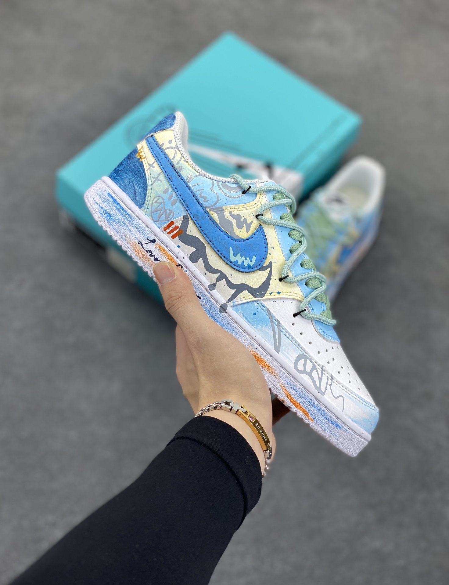 Nike Court Vision 1 Low 手绘涂鸦定制板鞋 暮春时节,风过处,落英缤纷,恰似一场粉色的雪。洛尘一袭月白长袍,腰佩玉珏,漫步于桃林小径,抬手接住一片飘落的花瓣,幽然长叹,心中泛起“浮生若梦”之感。 货号:DH2978-055 尺码:36 36.5 37.5 38 38.5 39 40 40.5 41 42 42.5 43 44 44.5 45-选品中心
