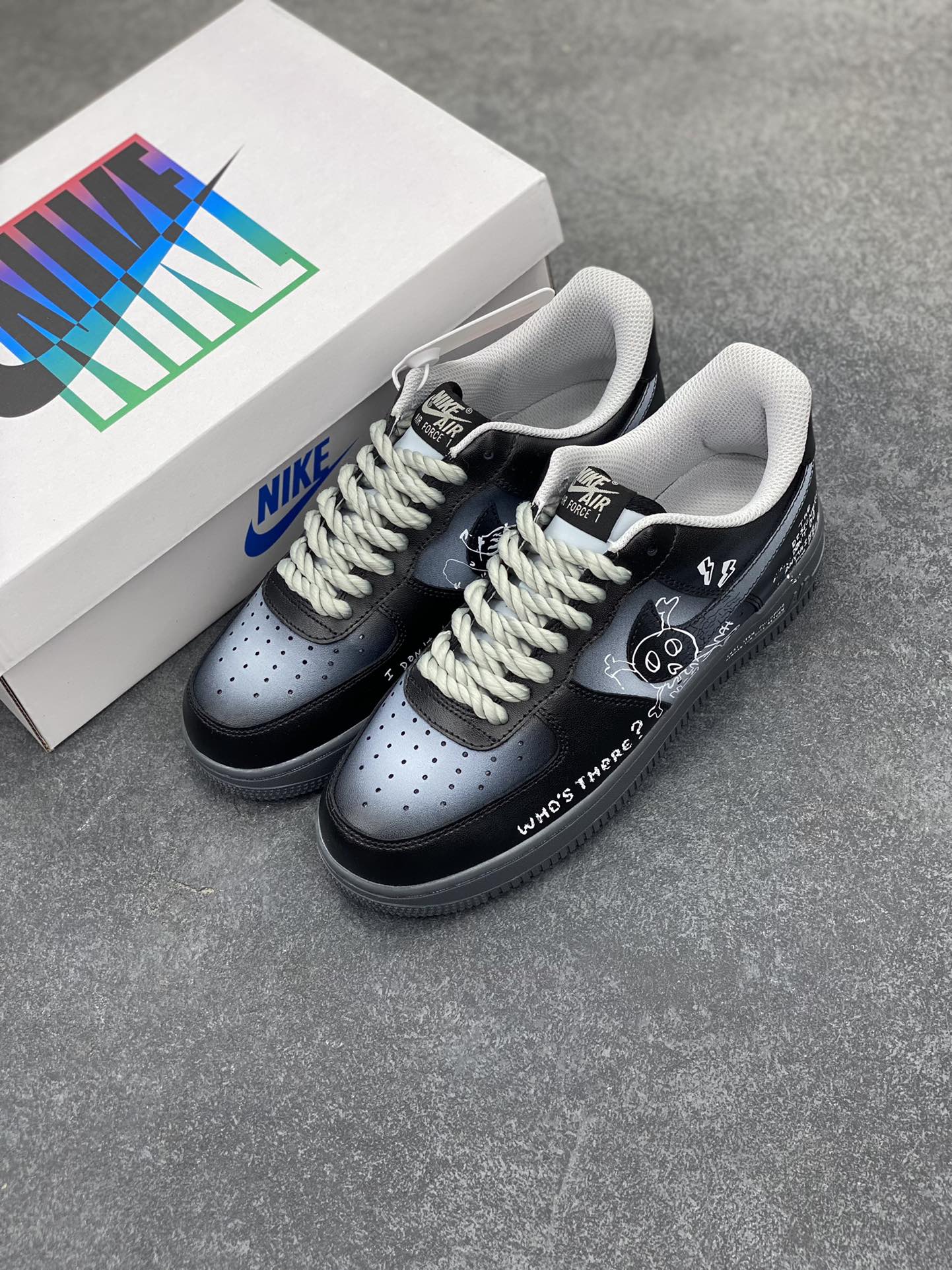 图片[8]-Nike Air Force 1\’07 Low \”Gradient Skeleton\” 渐变骷髅 空军一号低帮休闲板鞋  #渐变骷髅像是一种无声的隐喻。它让我们直面死亡的必然，又暗示着生命的延续与新生。就像四季更迭，寒冬过后是暖春；如同昼夜交替，黑夜尽头迎黎明。或许，这是大自然给予的独特启示：死亡不是终点，而是一场生命的蜕变 货号：YD2425-110  尺码：36 36.5 37.5 38 38.5 39 40 40.5 41 42 42.5 43 44 44.5 45-选品中心