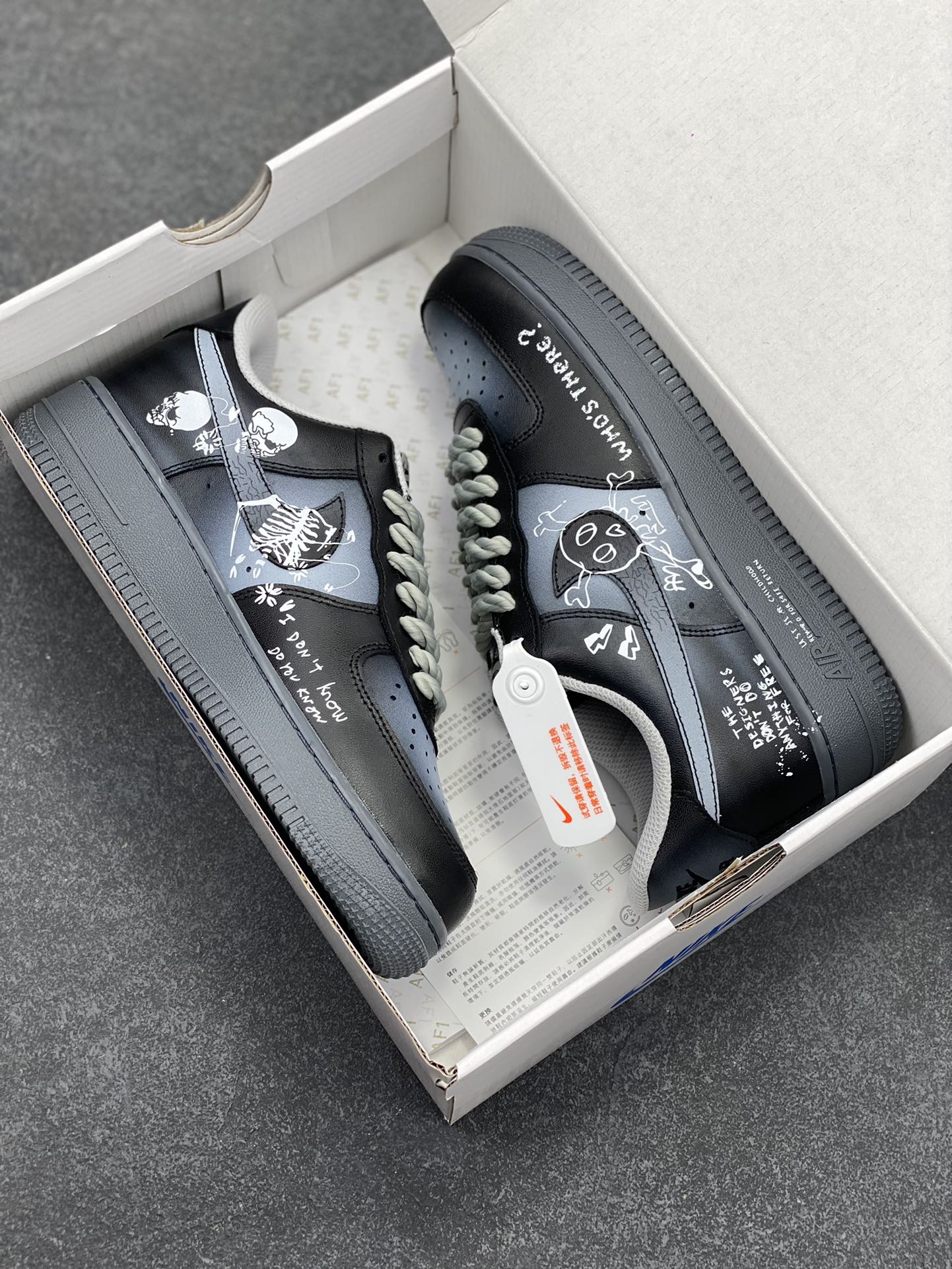 图片[9]-Nike Air Force 1\’07 Low \”Gradient Skeleton\” 渐变骷髅 空军一号低帮休闲板鞋  #渐变骷髅像是一种无声的隐喻。它让我们直面死亡的必然，又暗示着生命的延续与新生。就像四季更迭，寒冬过后是暖春；如同昼夜交替，黑夜尽头迎黎明。或许，这是大自然给予的独特启示：死亡不是终点，而是一场生命的蜕变 货号：YD2425-110  尺码：36 36.5 37.5 38 38.5 39 40 40.5 41 42 42.5 43 44 44.5 45-选品中心