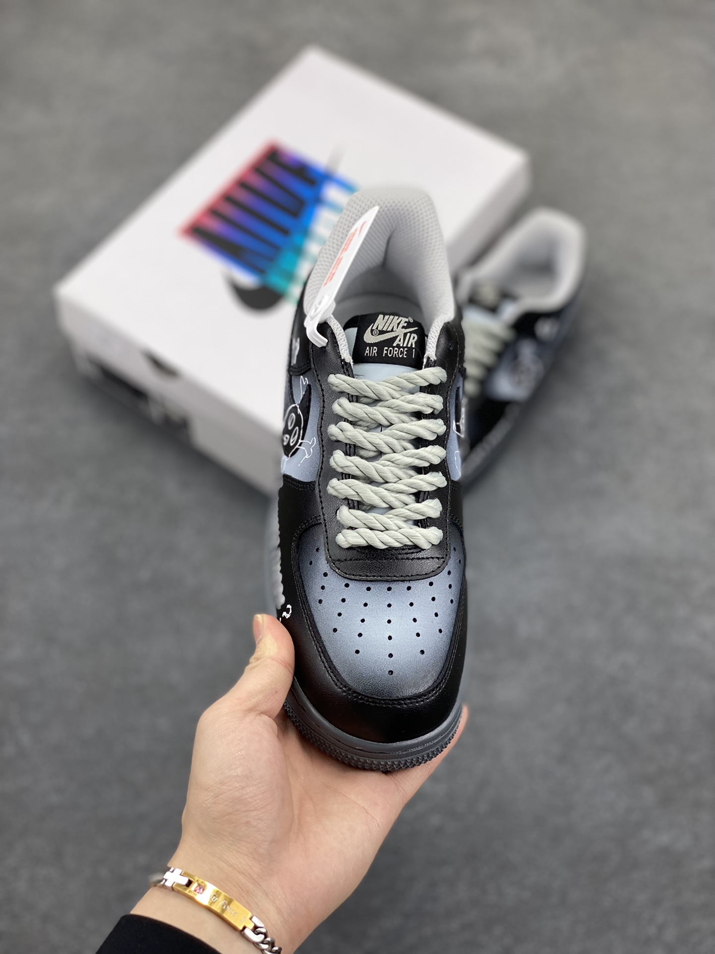 图片[2]-Nike Air Force 1\’07 Low \”Gradient Skeleton\” 渐变骷髅 空军一号低帮休闲板鞋  #渐变骷髅像是一种无声的隐喻。它让我们直面死亡的必然，又暗示着生命的延续与新生。就像四季更迭，寒冬过后是暖春；如同昼夜交替，黑夜尽头迎黎明。或许，这是大自然给予的独特启示：死亡不是终点，而是一场生命的蜕变 货号：YD2425-110  尺码：36 36.5 37.5 38 38.5 39 40 40.5 41 42 42.5 43 44 44.5 45-选品中心