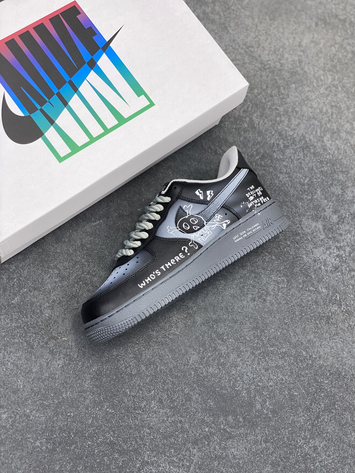 图片[7]-Nike Air Force 1\’07 Low \”Gradient Skeleton\” 渐变骷髅 空军一号低帮休闲板鞋  #渐变骷髅像是一种无声的隐喻。它让我们直面死亡的必然，又暗示着生命的延续与新生。就像四季更迭，寒冬过后是暖春；如同昼夜交替，黑夜尽头迎黎明。或许，这是大自然给予的独特启示：死亡不是终点，而是一场生命的蜕变 货号：YD2425-110  尺码：36 36.5 37.5 38 38.5 39 40 40.5 41 42 42.5 43 44 44.5 45-选品中心