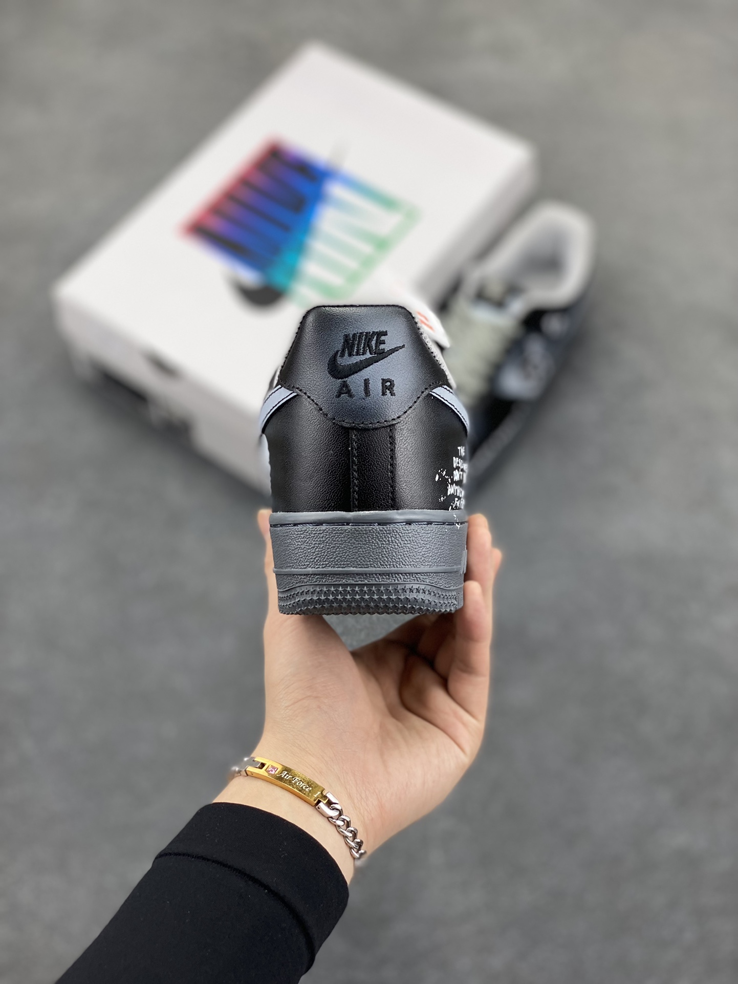 图片[4]-Nike Air Force 1\’07 Low \”Gradient Skeleton\” 渐变骷髅 空军一号低帮休闲板鞋  #渐变骷髅像是一种无声的隐喻。它让我们直面死亡的必然，又暗示着生命的延续与新生。就像四季更迭，寒冬过后是暖春；如同昼夜交替，黑夜尽头迎黎明。或许，这是大自然给予的独特启示：死亡不是终点，而是一场生命的蜕变 货号：YD2425-110  尺码：36 36.5 37.5 38 38.5 39 40 40.5 41 42 42.5 43 44 44.5 45-选品中心